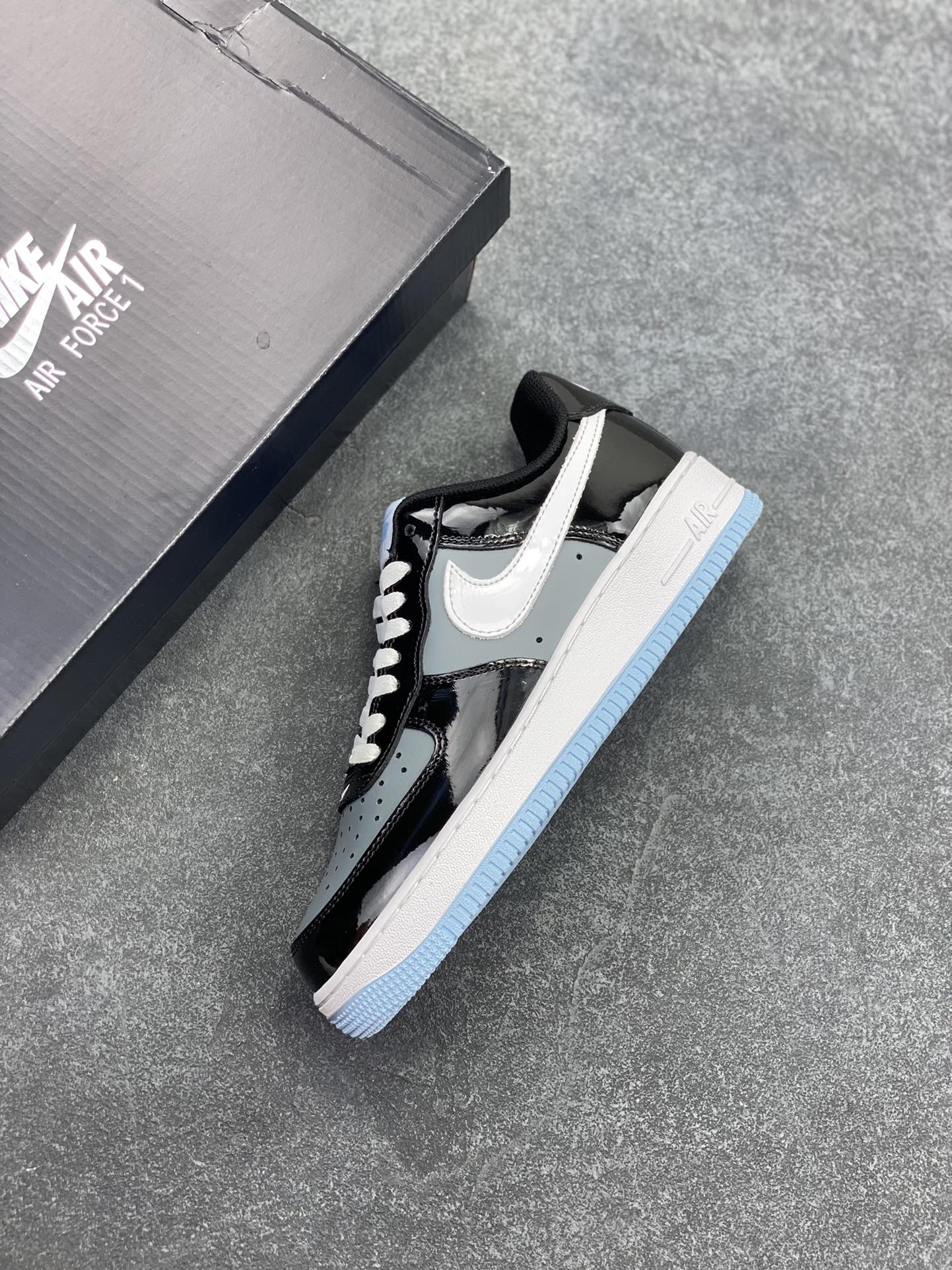 图片[7]-Nike Air Force 1 Low 镜面黑灰白 空军一号低帮运动休闲板鞋 原楦头原纸板 打造纯正空军版型#专注外贸渠道 全掌内置蜂窝气垫 #原盒配件 原厂中底钢印、拉帮完美 货号：IB7676-001 尺码：36 36.5 37.5 38 38.5 39 40 40.5 41 42 42.5 43 44 44.5 45-选品中心
