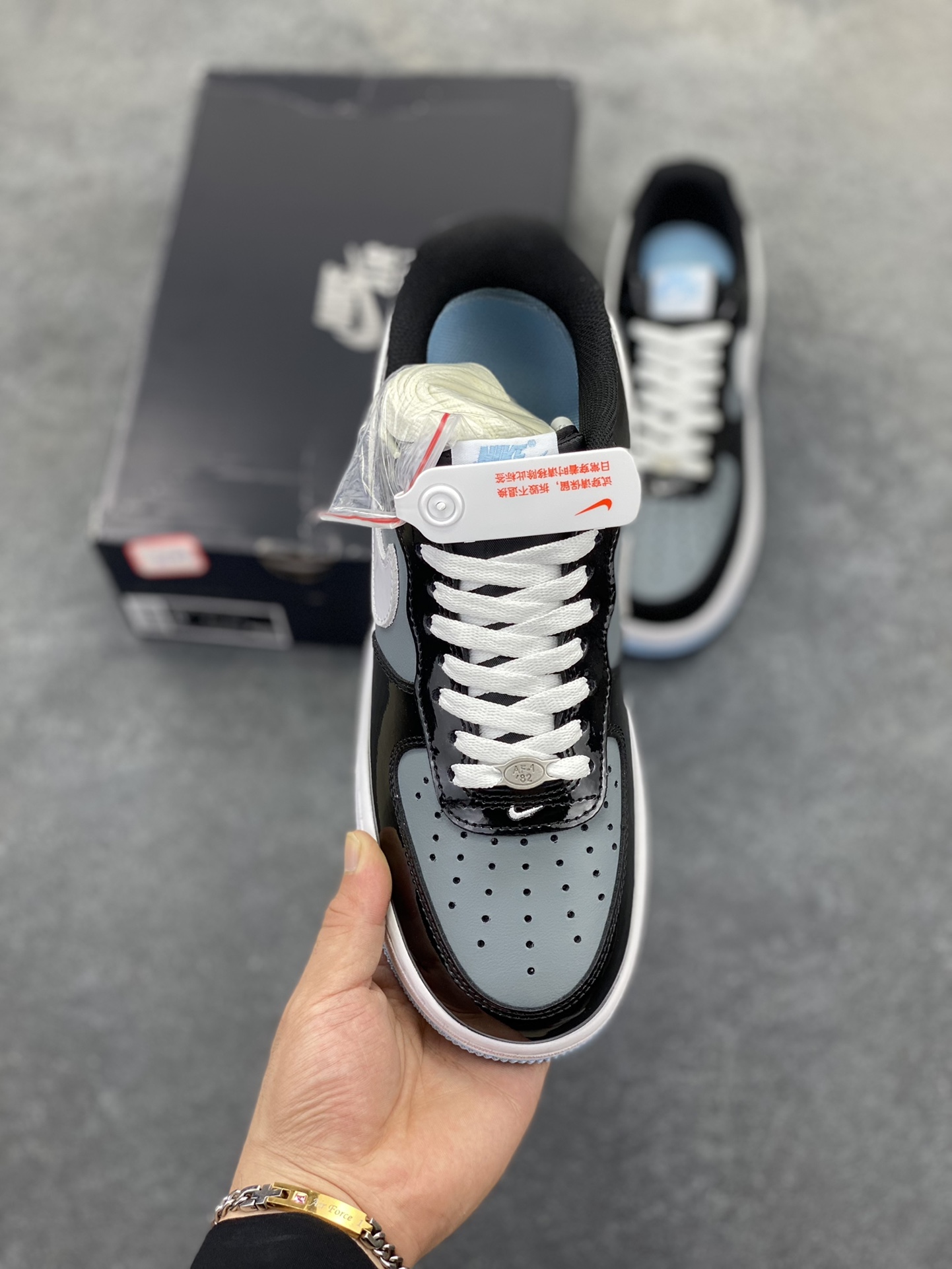 图片[2]-Nike Air Force 1 Low 镜面黑灰白 空军一号低帮运动休闲板鞋 原楦头原纸板 打造纯正空军版型#专注外贸渠道 全掌内置蜂窝气垫 #原盒配件 原厂中底钢印、拉帮完美 货号：IB7676-001 尺码：36 36.5 37.5 38 38.5 39 40 40.5 41 42 42.5 43 44 44.5 45-选品中心