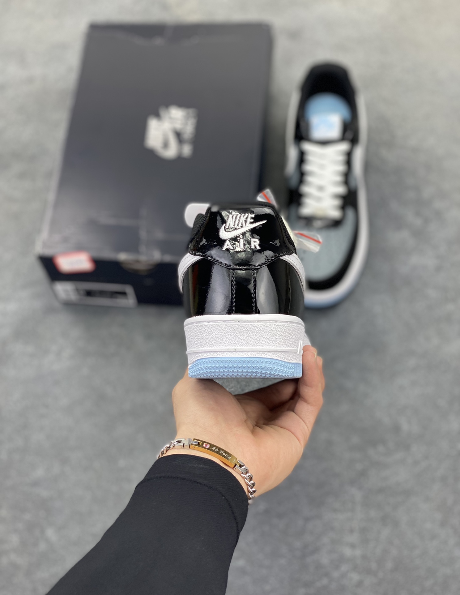 图片[4]-Nike Air Force 1 Low 镜面黑灰白 空军一号低帮运动休闲板鞋 原楦头原纸板 打造纯正空军版型#专注外贸渠道 全掌内置蜂窝气垫 #原盒配件 原厂中底钢印、拉帮完美 货号：IB7676-001 尺码：36 36.5 37.5 38 38.5 39 40 40.5 41 42 42.5 43 44 44.5 45-选品中心