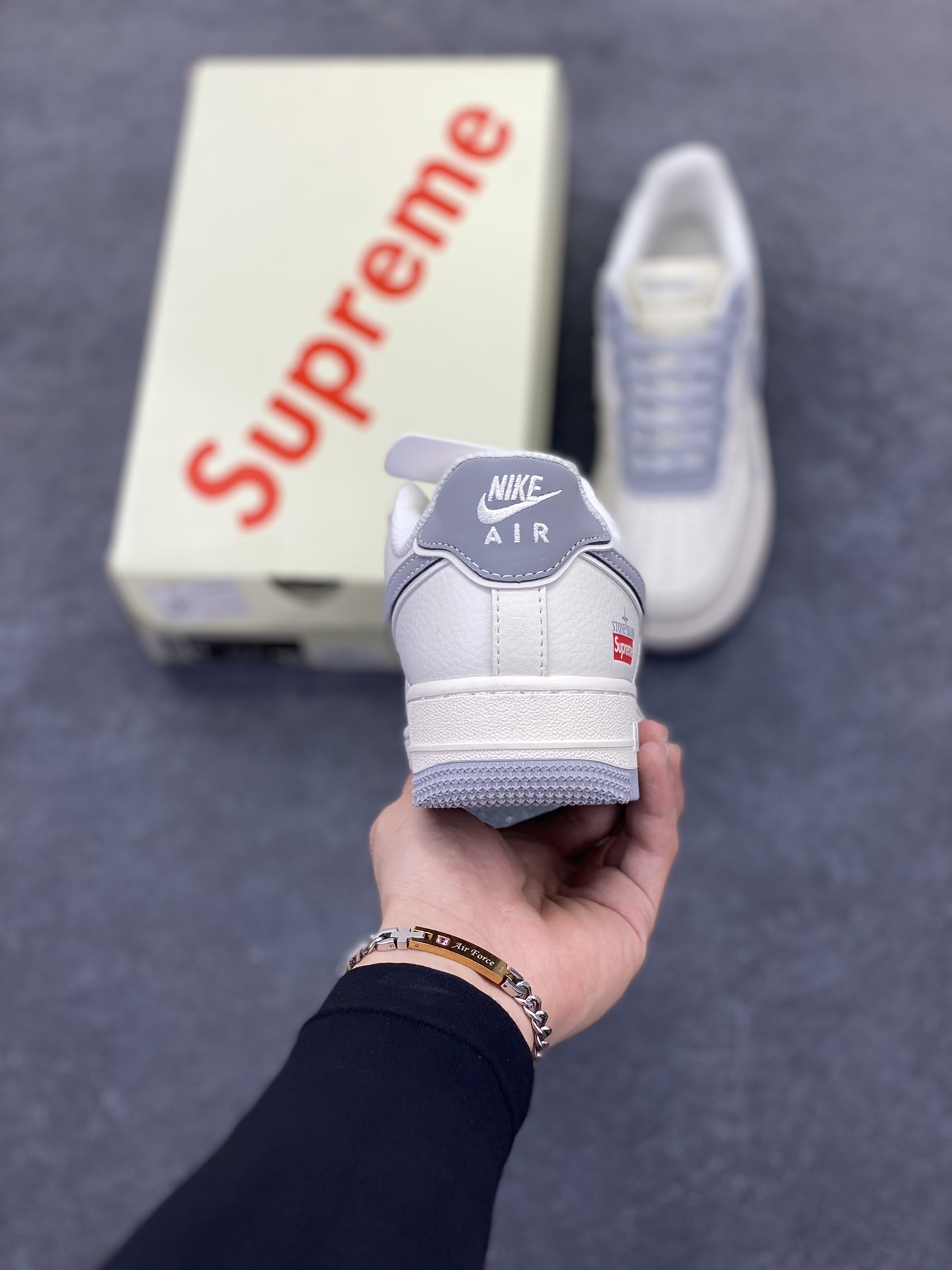 图片[4]-福利特价 NIke Air Force 1 \’07 Low “石头岛Supreme联名——米白星灰”空军一号 低帮 运动鞋 休闲鞋 折边针车 工艺难度大 原楦头原纸板 原装鞋盒 定制五金配件 内置全掌气垫 原厂鞋底 货号：BB1616-303 尺码：36 36.5 37.5 38 38.5 39 40 40.5 41 42 42.5 43 44 44.5 45-选品中心