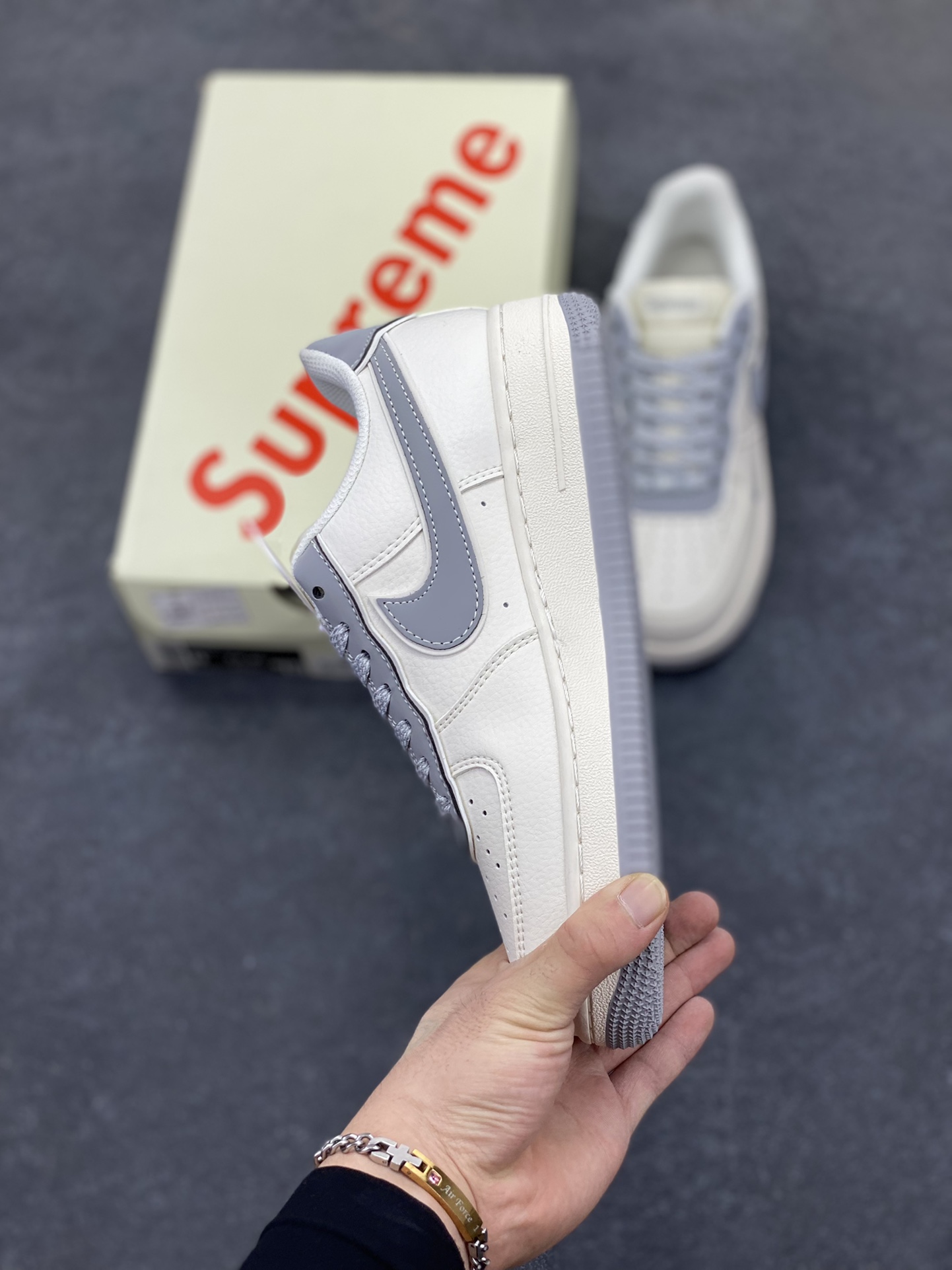 图片[3]-福利特价 NIke Air Force 1 \’07 Low “石头岛Supreme联名——米白星灰”空军一号 低帮 运动鞋 休闲鞋 折边针车 工艺难度大 原楦头原纸板 原装鞋盒 定制五金配件 内置全掌气垫 原厂鞋底 货号：BB1616-303 尺码：36 36.5 37.5 38 38.5 39 40 40.5 41 42 42.5 43 44 44.5 45-选品中心