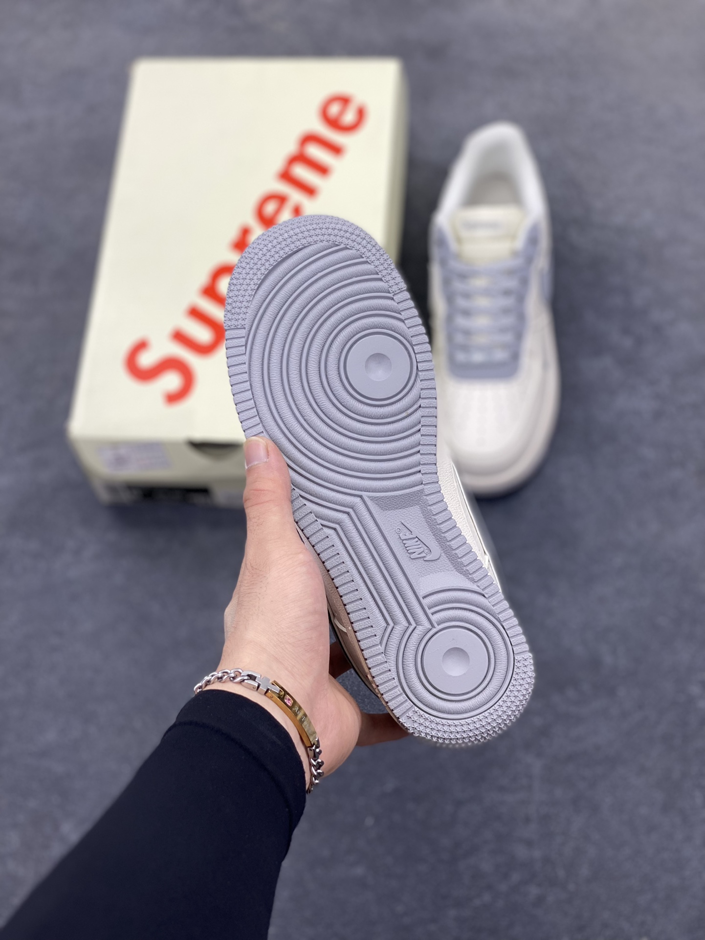 图片[5]-福利特价 NIke Air Force 1 \’07 Low “石头岛Supreme联名——米白星灰”空军一号 低帮 运动鞋 休闲鞋 折边针车 工艺难度大 原楦头原纸板 原装鞋盒 定制五金配件 内置全掌气垫 原厂鞋底 货号：BB1616-303 尺码：36 36.5 37.5 38 38.5 39 40 40.5 41 42 42.5 43 44 44.5 45-选品中心
