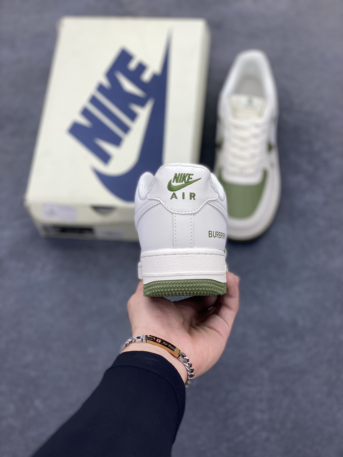 图片[4]-福利特价 NIke Air Force 1 \’07 Low “巴宝莉联名–米白艾青拼接”空军一号 低帮 运动鞋 休闲鞋 折边针车 工艺难度大 原楦头原纸板 原装鞋盒 定制五金配件 内置全掌气垫 原厂鞋底 货号：BB8588-221 尺码：36 36.5 37.5 38 38.5 39 40 40.5 41 42 42.5 43 44 44.5 45-选品中心