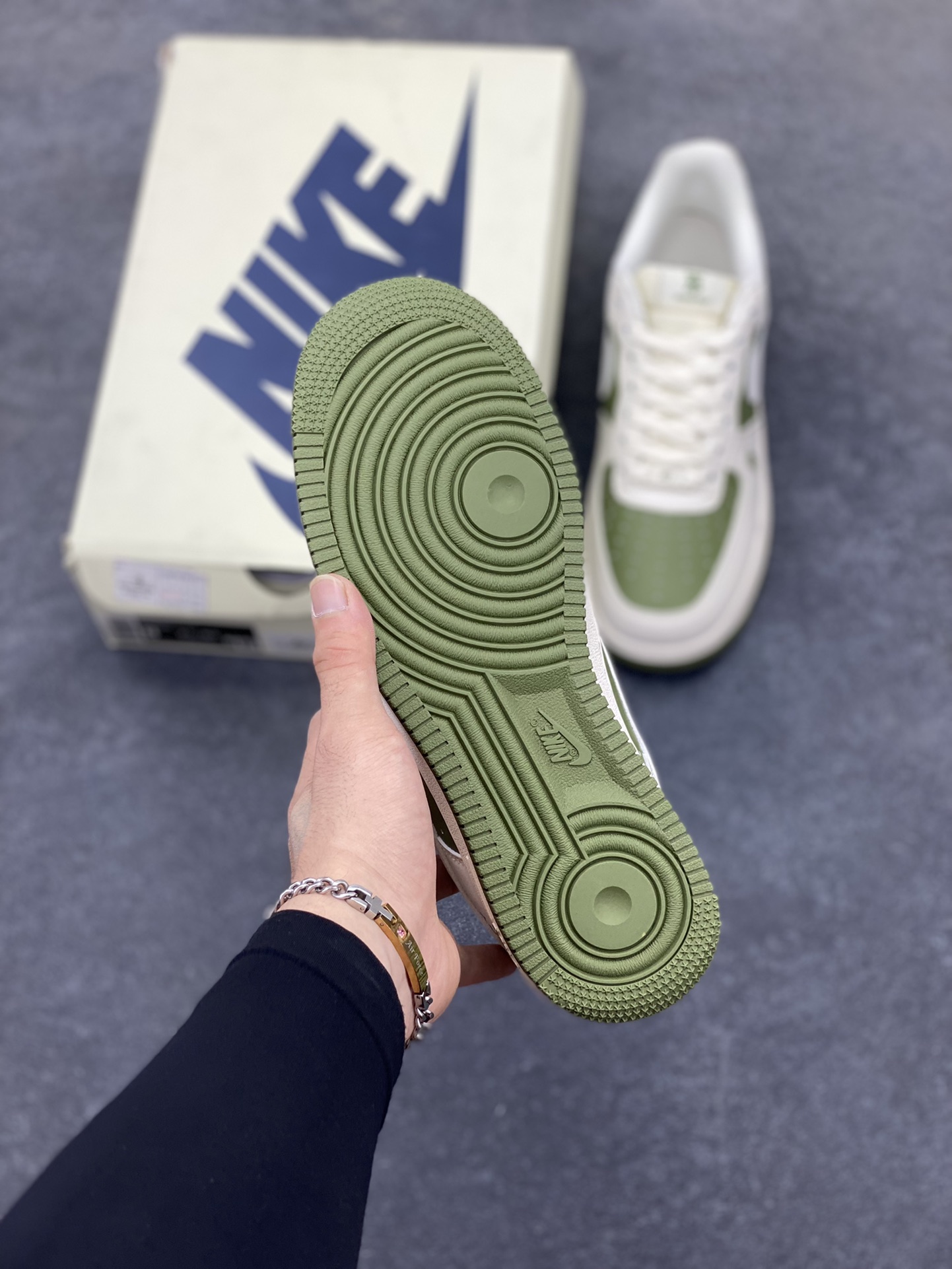 图片[5]-福利特价 NIke Air Force 1 \’07 Low “巴宝莉联名–米白艾青拼接”空军一号 低帮 运动鞋 休闲鞋 折边针车 工艺难度大 原楦头原纸板 原装鞋盒 定制五金配件 内置全掌气垫 原厂鞋底 货号：BB8588-221 尺码：36 36.5 37.5 38 38.5 39 40 40.5 41 42 42.5 43 44 44.5 45-选品中心