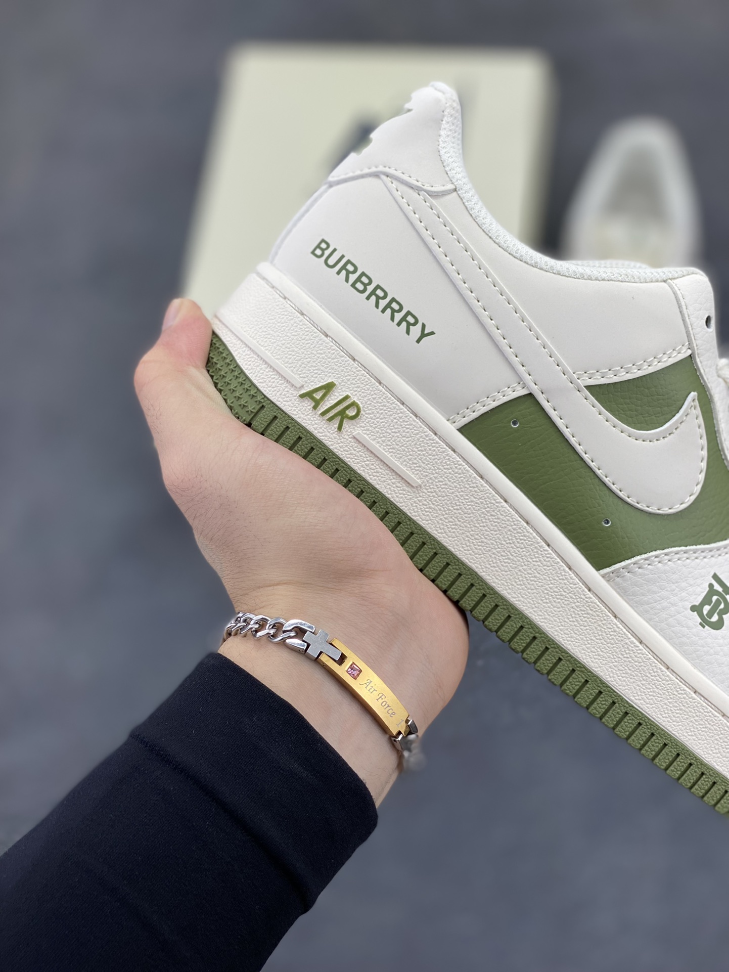 图片[6]-福利特价 NIke Air Force 1 \’07 Low “巴宝莉联名–米白艾青拼接”空军一号 低帮 运动鞋 休闲鞋 折边针车 工艺难度大 原楦头原纸板 原装鞋盒 定制五金配件 内置全掌气垫 原厂鞋底 货号：BB8588-221 尺码：36 36.5 37.5 38 38.5 39 40 40.5 41 42 42.5 43 44 44.5 45-选品中心
