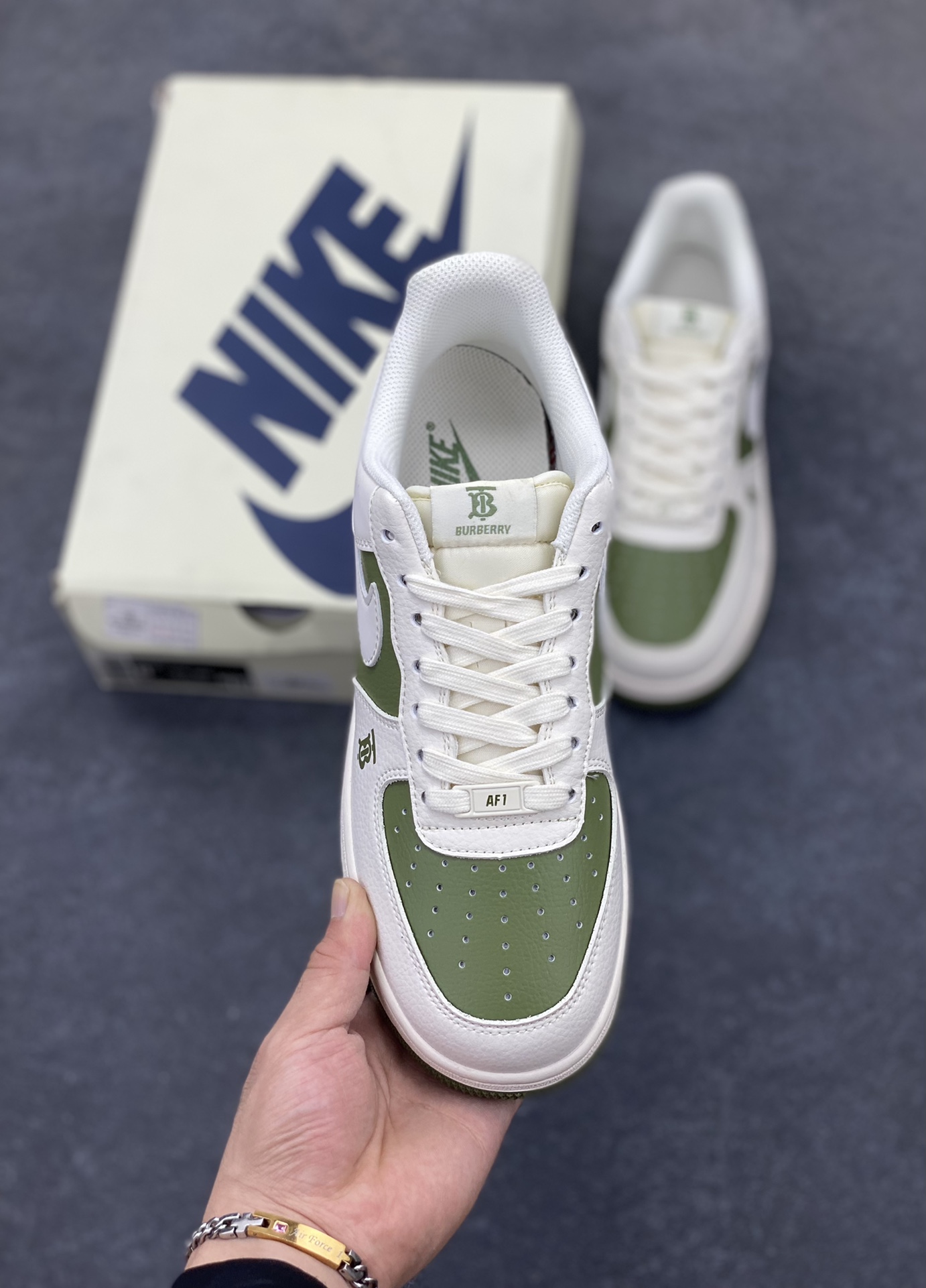 图片[2]-福利特价 NIke Air Force 1 \’07 Low “巴宝莉联名–米白艾青拼接”空军一号 低帮 运动鞋 休闲鞋 折边针车 工艺难度大 原楦头原纸板 原装鞋盒 定制五金配件 内置全掌气垫 原厂鞋底 货号：BB8588-221 尺码：36 36.5 37.5 38 38.5 39 40 40.5 41 42 42.5 43 44 44.5 45-选品中心