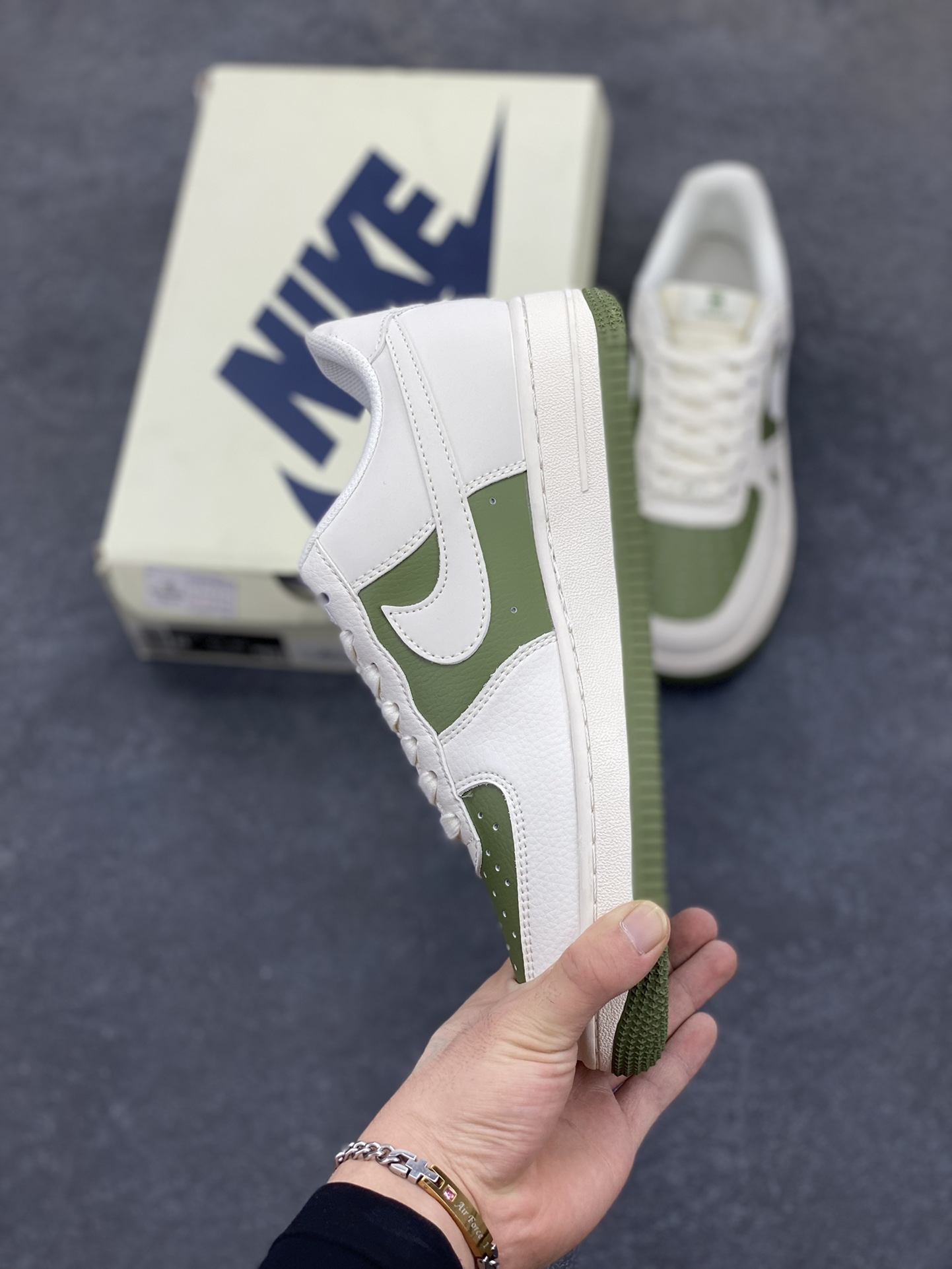 图片[3]-福利特价 NIke Air Force 1 \’07 Low “巴宝莉联名–米白艾青拼接”空军一号 低帮 运动鞋 休闲鞋 折边针车 工艺难度大 原楦头原纸板 原装鞋盒 定制五金配件 内置全掌气垫 原厂鞋底 货号：BB8588-221 尺码：36 36.5 37.5 38 38.5 39 40 40.5 41 42 42.5 43 44 44.5 45-选品中心