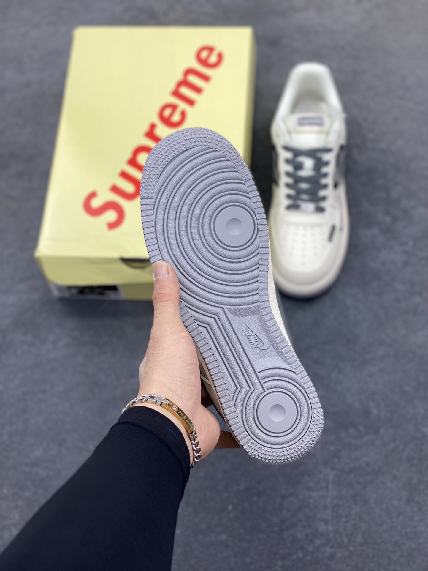 图片[5]-Nike Air Force 1 \’07 Low “Supreme联名——涂鸦米灰勾”空军一号 低帮 运动鞋 休闲鞋 折边针车 工艺难度大 原楦头原纸板 原装鞋盒 定制五金配件 内置全掌气垫 原厂鞋底 货号：QW5606-272 尺码：36 36.5 37.5 38 38.5 39 40 40.5 41 42 42.5 43 44 44.5 45-选品中心