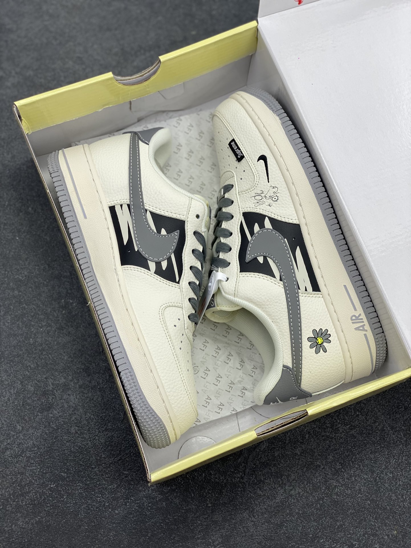 图片[9]-Nike Air Force 1 \’07 Low “Supreme联名——涂鸦米灰勾”空军一号 低帮 运动鞋 休闲鞋 折边针车 工艺难度大 原楦头原纸板 原装鞋盒 定制五金配件 内置全掌气垫 原厂鞋底 货号：QW5606-272 尺码：36 36.5 37.5 38 38.5 39 40 40.5 41 42 42.5 43 44 44.5 45-选品中心