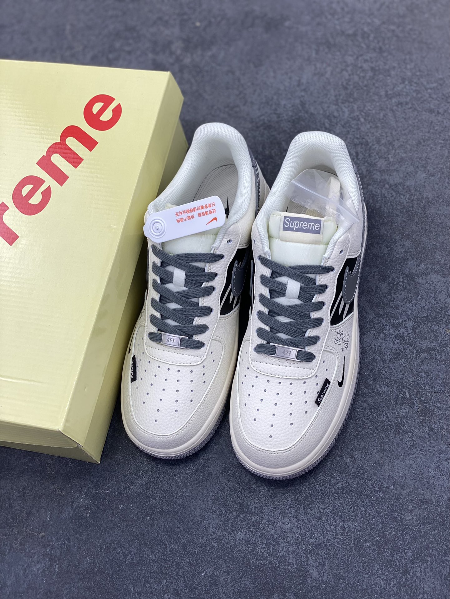 图片[8]-Nike Air Force 1 \’07 Low “Supreme联名——涂鸦米灰勾”空军一号 低帮 运动鞋 休闲鞋 折边针车 工艺难度大 原楦头原纸板 原装鞋盒 定制五金配件 内置全掌气垫 原厂鞋底 货号：QW5606-272 尺码：36 36.5 37.5 38 38.5 39 40 40.5 41 42 42.5 43 44 44.5 45-选品中心