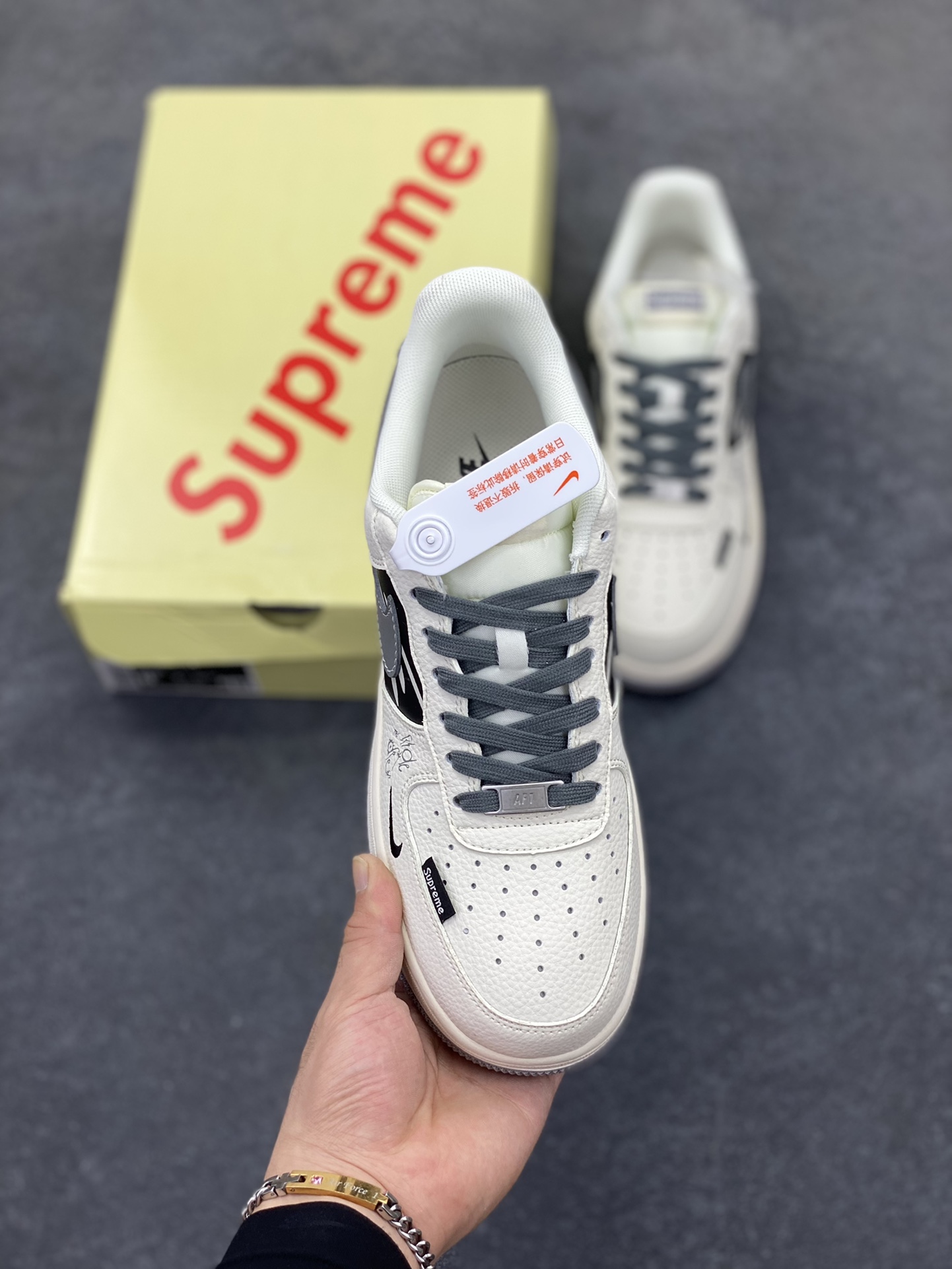 图片[2]-Nike Air Force 1 \’07 Low “Supreme联名——涂鸦米灰勾”空军一号 低帮 运动鞋 休闲鞋 折边针车 工艺难度大 原楦头原纸板 原装鞋盒 定制五金配件 内置全掌气垫 原厂鞋底 货号：QW5606-272 尺码：36 36.5 37.5 38 38.5 39 40 40.5 41 42 42.5 43 44 44.5 45-选品中心