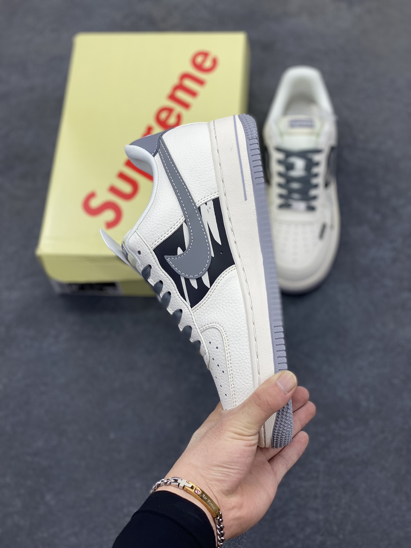 图片[3]-Nike Air Force 1 \’07 Low “Supreme联名——涂鸦米灰勾”空军一号 低帮 运动鞋 休闲鞋 折边针车 工艺难度大 原楦头原纸板 原装鞋盒 定制五金配件 内置全掌气垫 原厂鞋底 货号：QW5606-272 尺码：36 36.5 37.5 38 38.5 39 40 40.5 41 42 42.5 43 44 44.5 45-选品中心