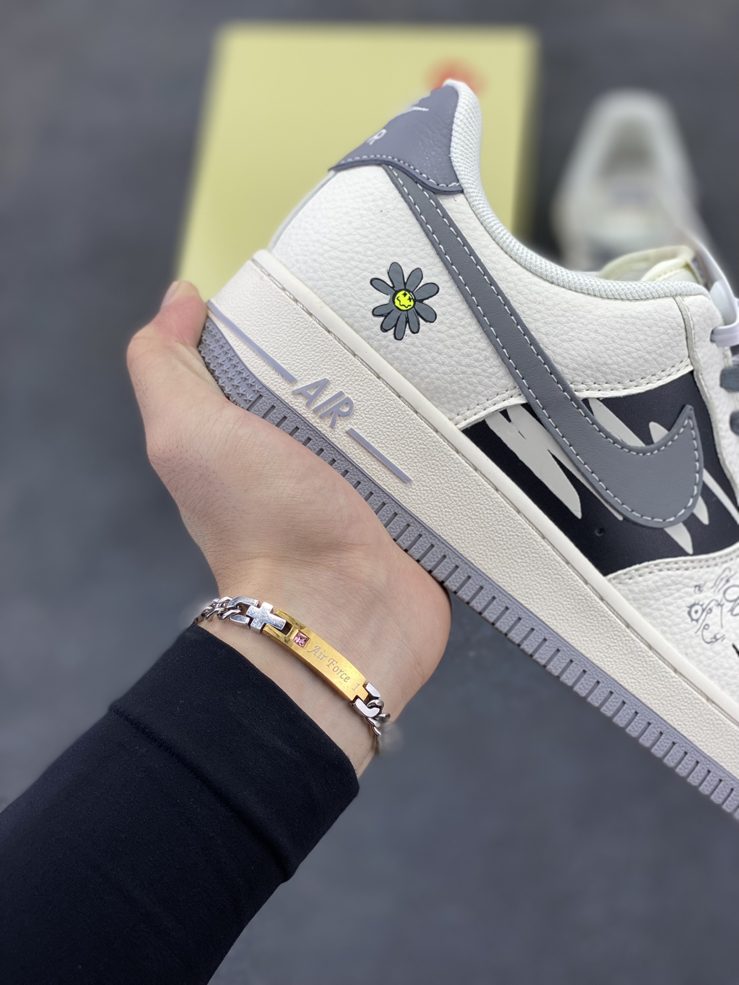 图片[6]-Nike Air Force 1 \’07 Low “Supreme联名——涂鸦米灰勾”空军一号 低帮 运动鞋 休闲鞋 折边针车 工艺难度大 原楦头原纸板 原装鞋盒 定制五金配件 内置全掌气垫 原厂鞋底 货号：QW5606-272 尺码：36 36.5 37.5 38 38.5 39 40 40.5 41 42 42.5 43 44 44.5 45-选品中心