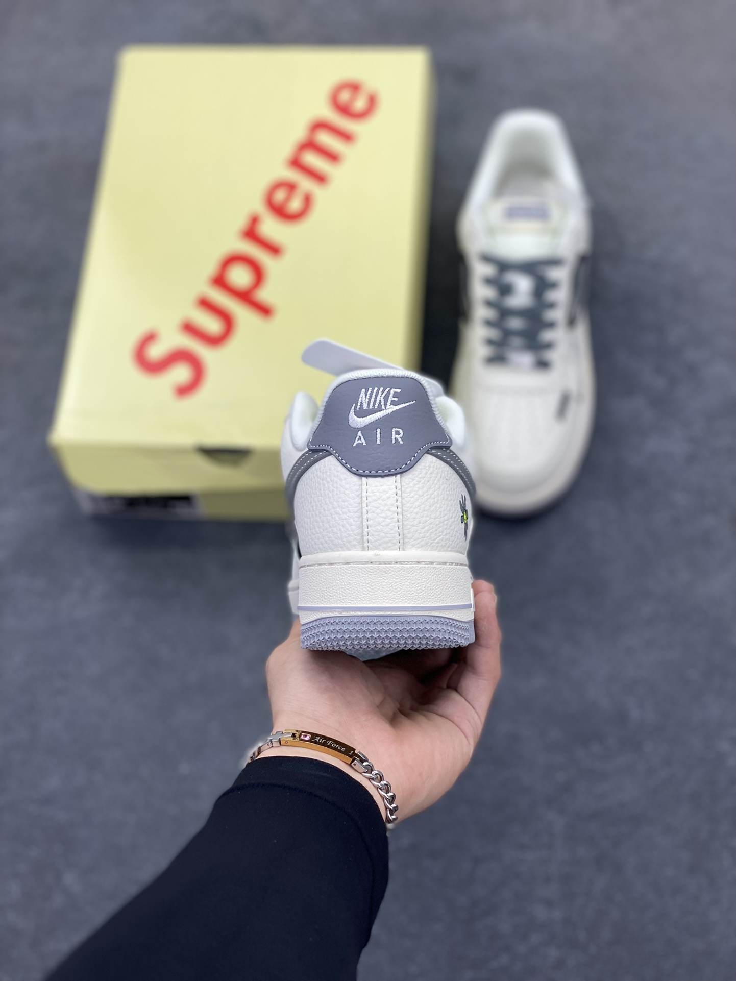 图片[4]-Nike Air Force 1 \’07 Low “Supreme联名——涂鸦米灰勾”空军一号 低帮 运动鞋 休闲鞋 折边针车 工艺难度大 原楦头原纸板 原装鞋盒 定制五金配件 内置全掌气垫 原厂鞋底 货号：QW5606-272 尺码：36 36.5 37.5 38 38.5 39 40 40.5 41 42 42.5 43 44 44.5 45-选品中心