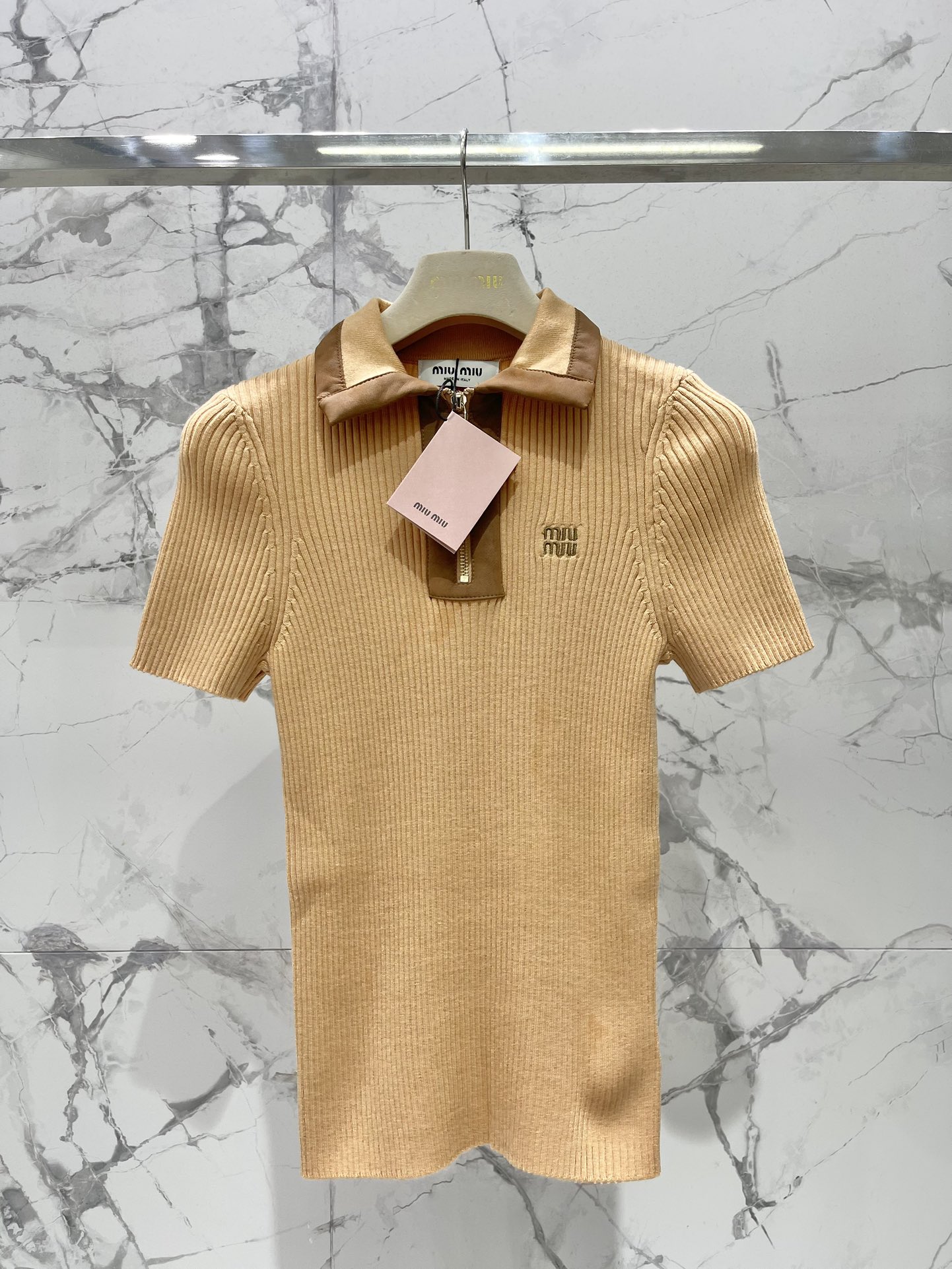 𝗠𝗜𝗨𝗠𝗜𝗨*缪缪系字母刺绣翻领减齢短袖🌸【颜值开挂】🌸翻领设计+精致字母刺绣🧵，复古又俏皮，像从漫画里