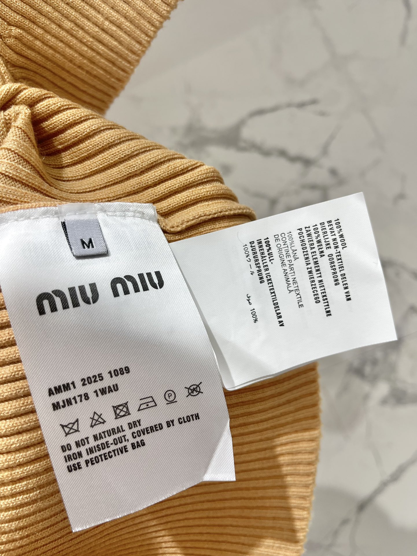 𝗠𝗜𝗨𝗠𝗜𝗨*缪缪系字母刺绣翻领减齢短袖🌸【颜值开挂】🌸翻领设计+精致字母刺绣🧵，复古又俏皮，像从漫画里