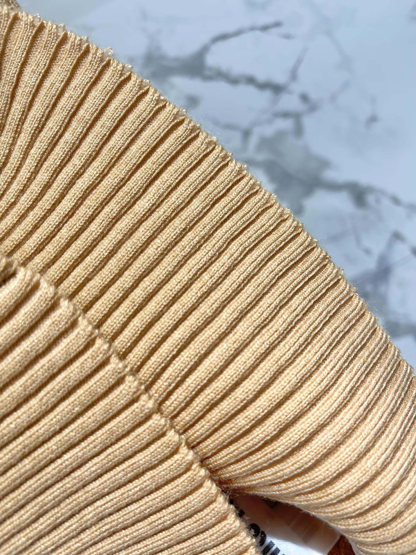 𝗠𝗜𝗨𝗠𝗜𝗨*缪缪系字母刺绣翻领减齢短袖🌸【颜值开挂】🌸翻领设计+精致字母刺绣🧵，复古又俏皮，像从漫画里