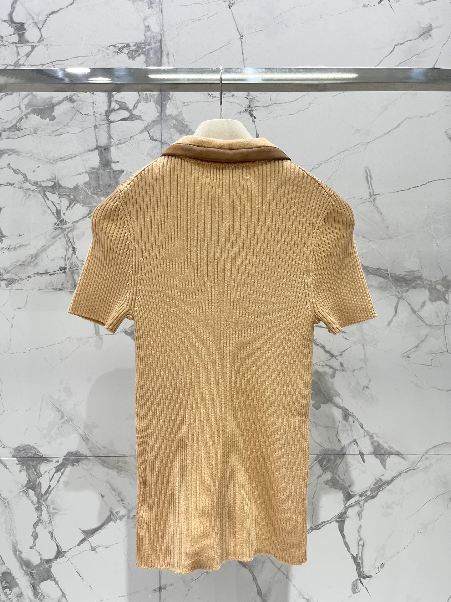 𝗠𝗜𝗨𝗠𝗜𝗨*缪缪系字母刺绣翻领减齢短袖🌸【颜值开挂】🌸翻领设计+精致字母刺绣🧵，复古又俏皮，像从漫画里