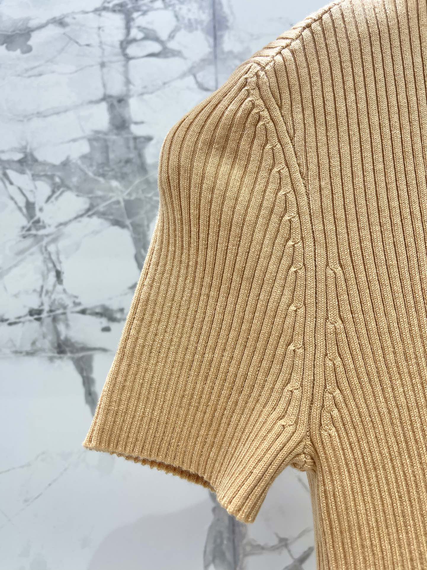 𝗠𝗜𝗨𝗠𝗜𝗨*缪缪系字母刺绣翻领减齢短袖🌸【颜值开挂】🌸翻领设计+精致字母刺绣🧵，复古又俏皮，像从漫画里