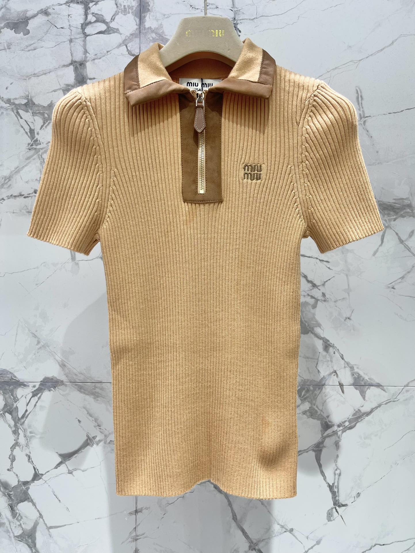 𝗠𝗜𝗨𝗠𝗜𝗨*缪缪系字母刺绣翻领减齢短袖🌸【颜值开挂】🌸翻领设计+精致字母刺绣🧵，复古又俏皮，像从漫画里