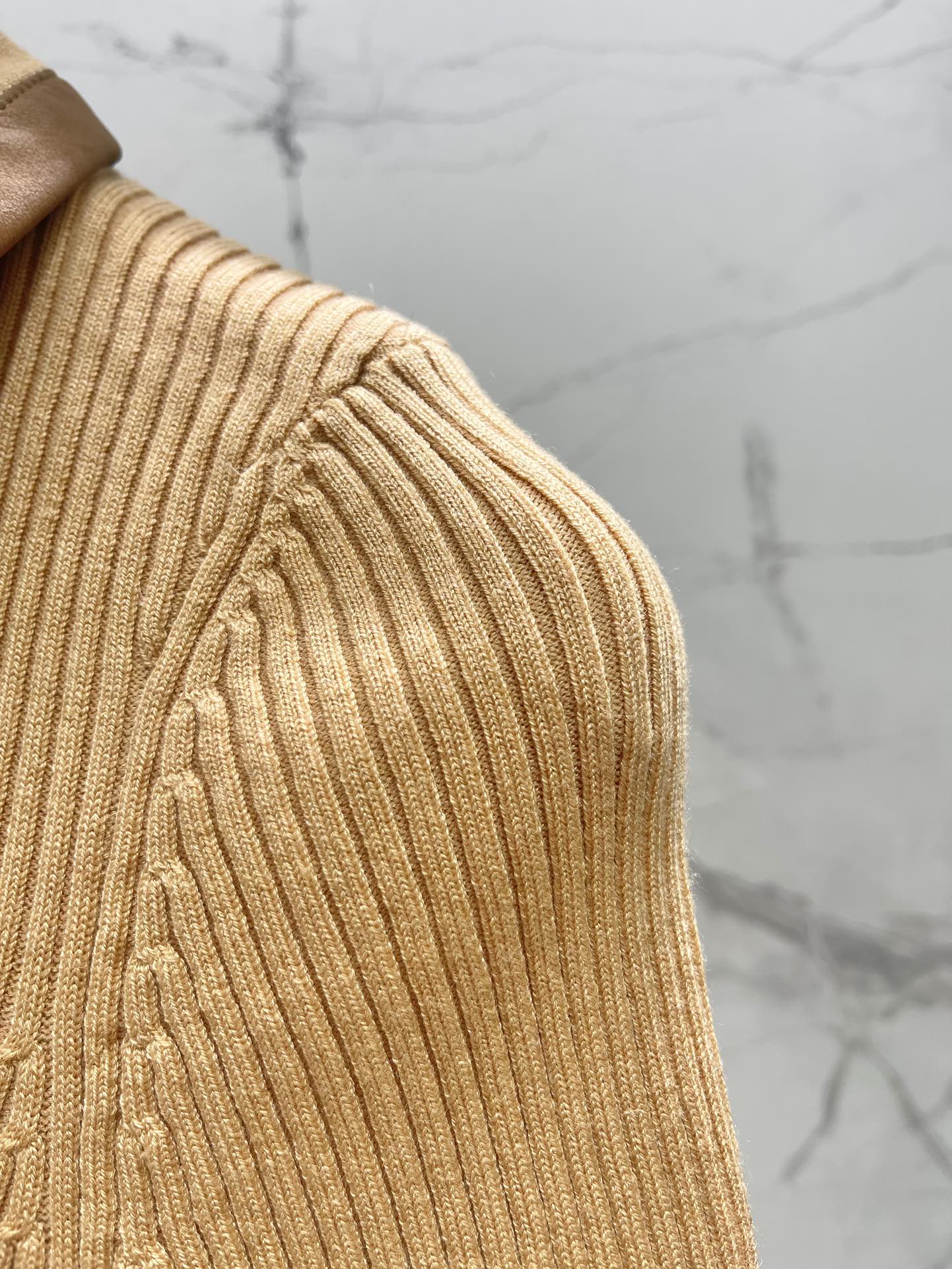 𝗠𝗜𝗨𝗠𝗜𝗨*缪缪系字母刺绣翻领减齢短袖🌸【颜值开挂】🌸翻领设计+精致字母刺绣🧵，复古又俏皮，像从漫画里