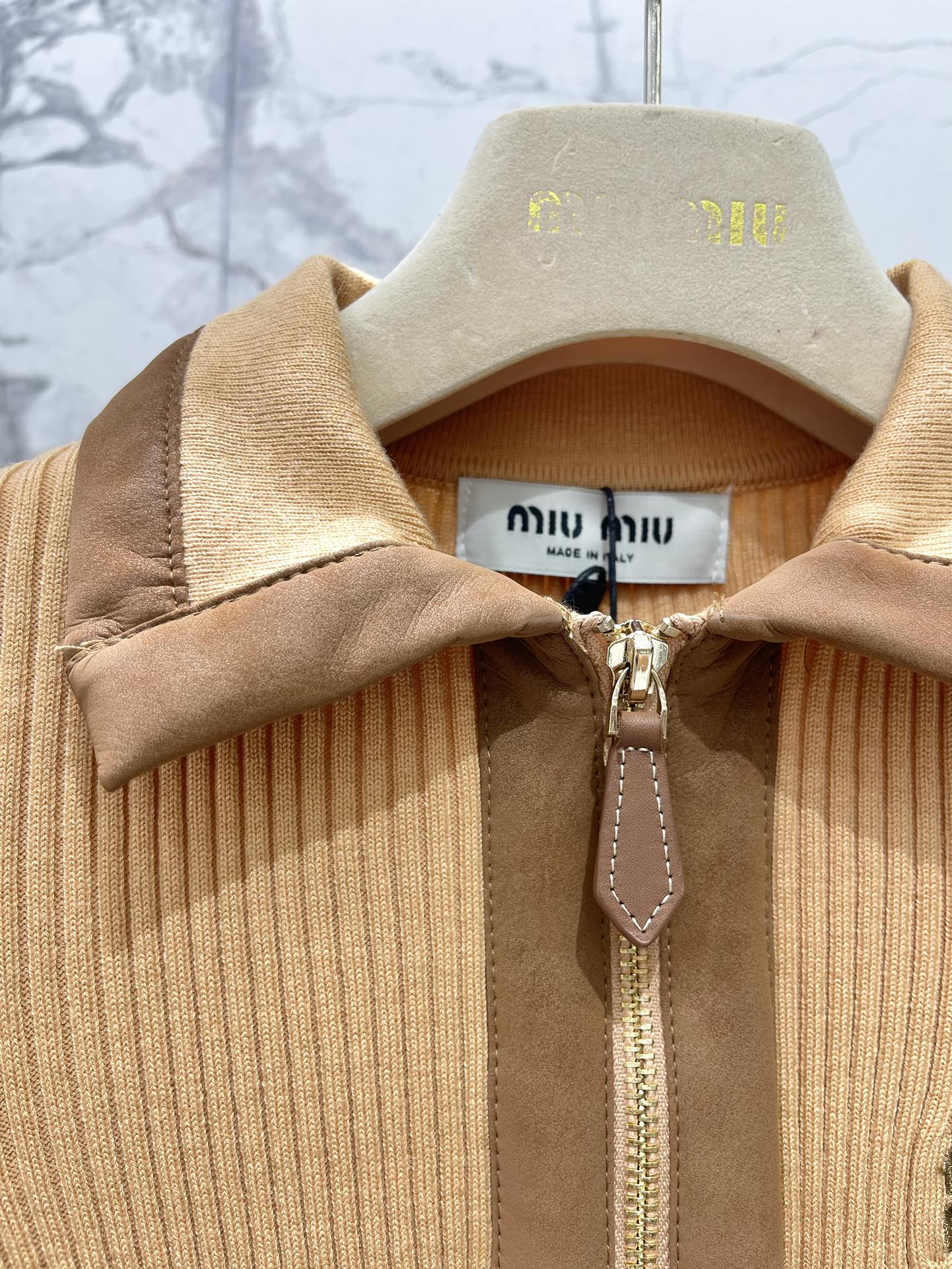 𝗠𝗜𝗨𝗠𝗜𝗨*缪缪系字母刺绣翻领减齢短袖🌸【颜值开挂】🌸翻领设计+精致字母刺绣🧵，复古又俏皮，像从漫画里