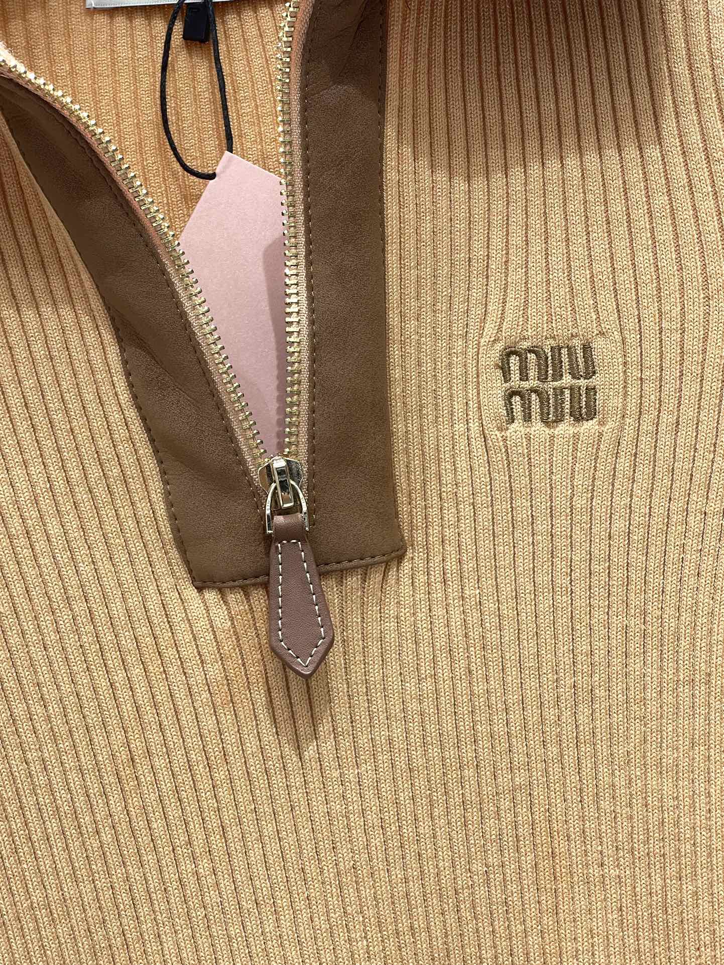 𝗠𝗜𝗨𝗠𝗜𝗨*缪缪系字母刺绣翻领减齢短袖🌸【颜值开挂】🌸翻领设计+精致字母刺绣🧵，复古又俏皮，像从漫画里