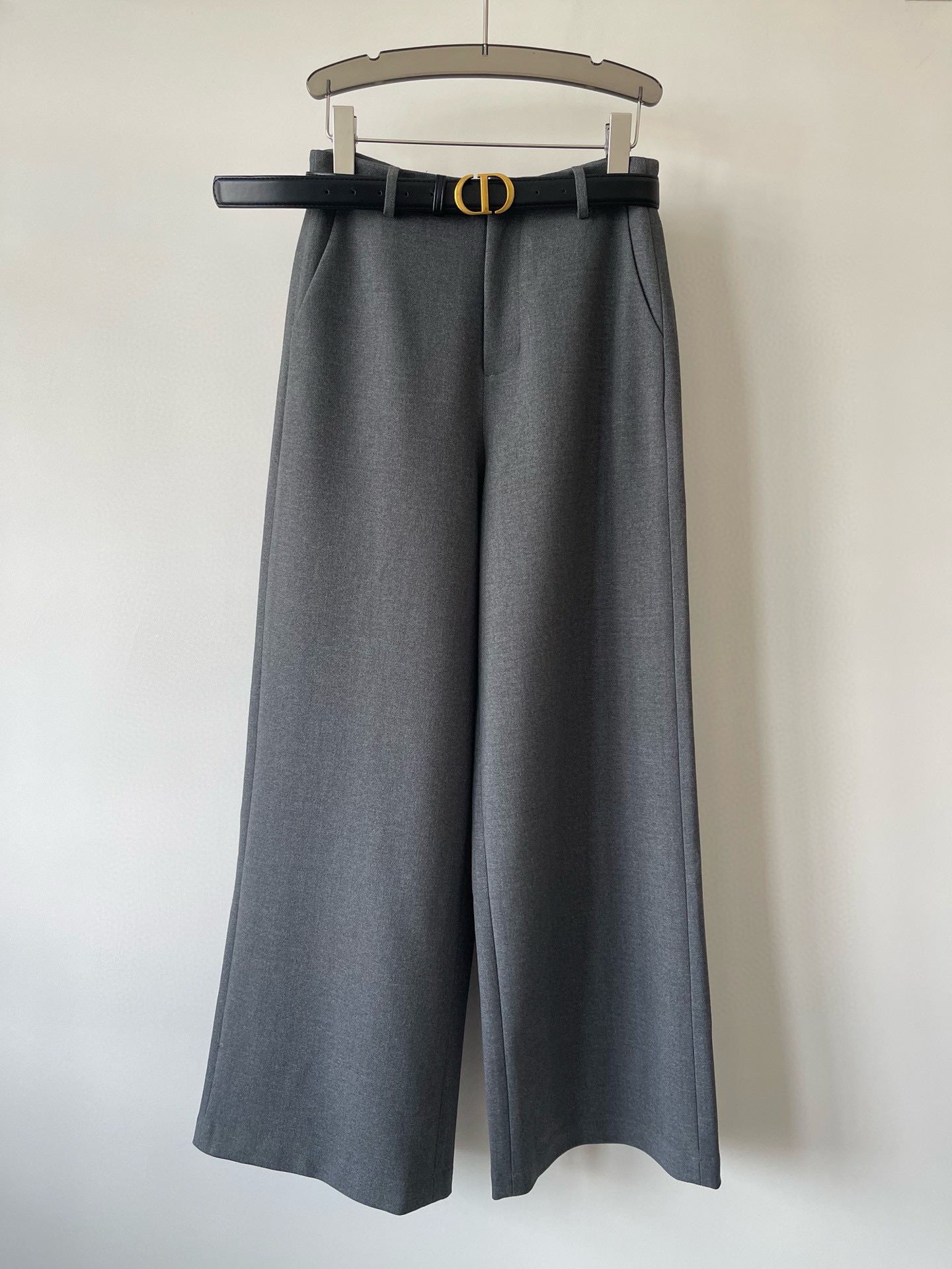 NO:476640,Dio* newest wool wide-leg pants wide-leg casual straight-leg pants, super slim on the upper body, minimalist fashionable and must-have. Three-dimensional tailored straight-leg pants are handsome and versatile!  Imported wool fabric makes the pants drape and firm, and it is casual and clean, perfectly modifying the legs!  The style is extremely slim!  2SML, dior,alexander wang19860909Dio*新款羊毛阔腿裤阔腿休闲直筒裤 上身超显瘦 极简主义时髦精必入 立体剪裁直筒阔腿裤帅气又百搭！进口羊毛面料让裤子具有垂感又不失挺括感,随性中又透着一股干净利落,完美修饰腿型！版型显瘦绝绝子！2SML,,dior,alexander wang,Women's clothing