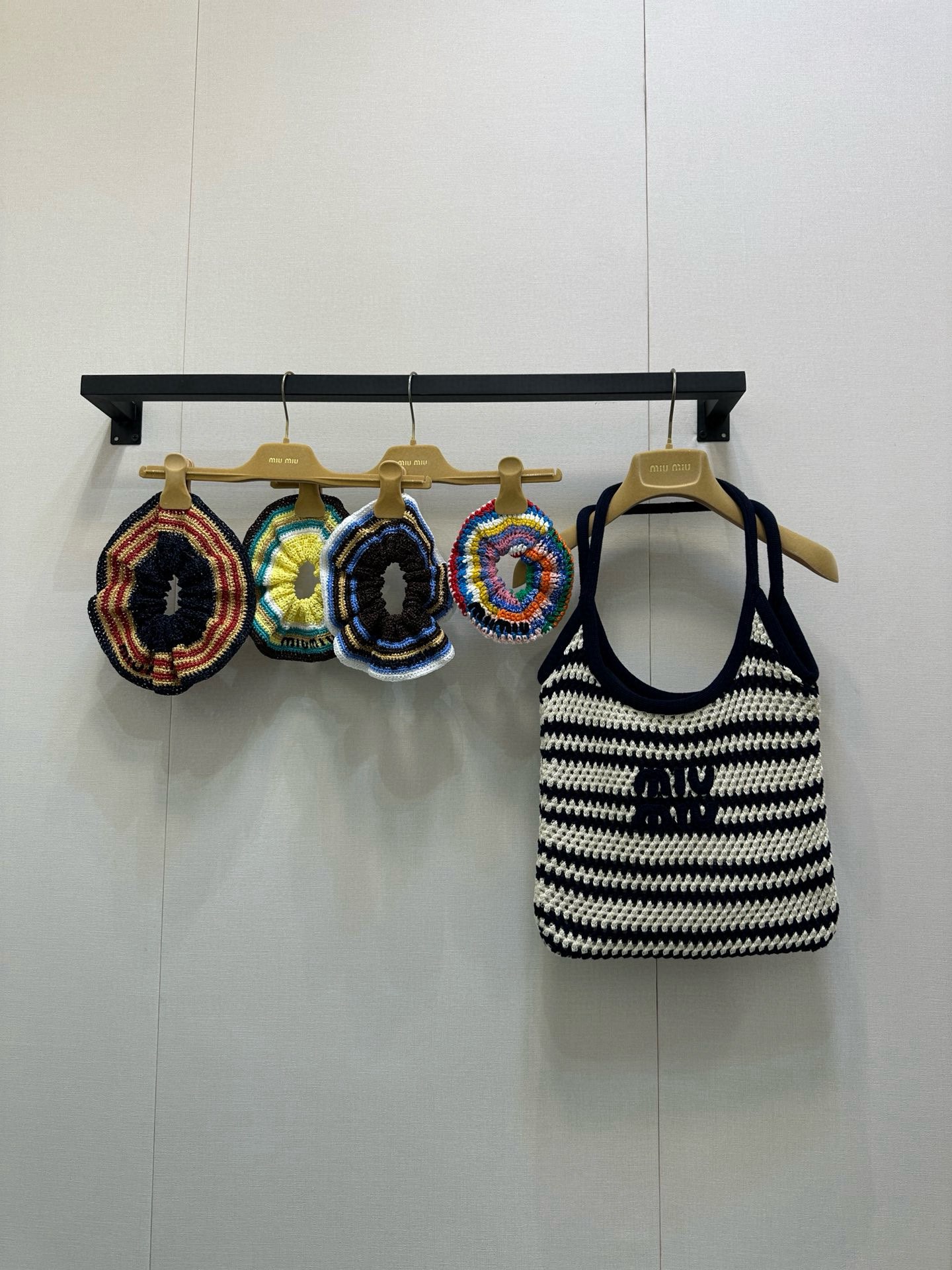 NO:481201,(With a box) MiuMi*25 summer new braided hand hook craft hair ring, braided color hair accessories!  A must-have for fashionable girls, hair accessories suitable for summer, a beach opening on the beach, real photos of big products, miumiu, alexander wang19860909（配盒子）MiuMi*25夏季新款编织手勾工艺发圈,编织色彩发饰！时髦女孩必备,适合夏天的发饰,假日沙滩开启旅游风大货实拍,,miumiu,alexander wang,Women's clothing