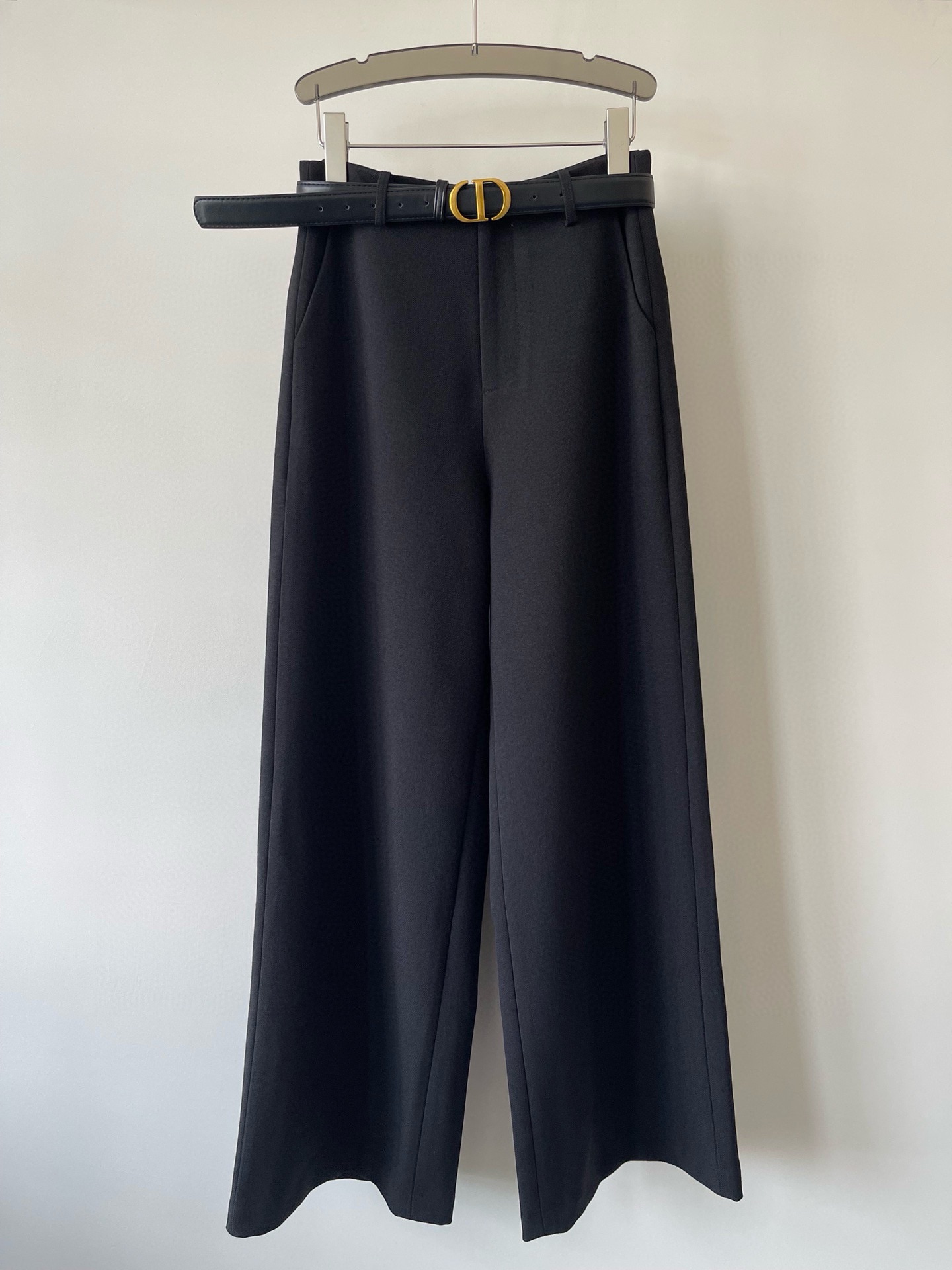 NO:476647,Dio* newest wool wide-leg pants wide-leg casual straight-leg pants, super slim on the upper body, minimalist fashionable and must-have. Three-dimensional tailored straight-leg pants are handsome and versatile!  Imported wool fabric makes the pants drape and firm, and it is casual and clean, perfectly modifying the legs!  The style is extremely slim!  2SML-,dior,alexander wang19860909Dio*新款羊毛阔腿裤阔腿休闲直筒裤 上身超显瘦 极简主义时髦精必入 立体剪裁直筒阔腿裤帅气又百搭！进口羊毛面料让裤子具有垂感又不失挺括感,随性中又透着一股干净利落,完美修饰腿型！版型显瘦绝绝子！2SML-,,dior,alexander wang,Women's clothing