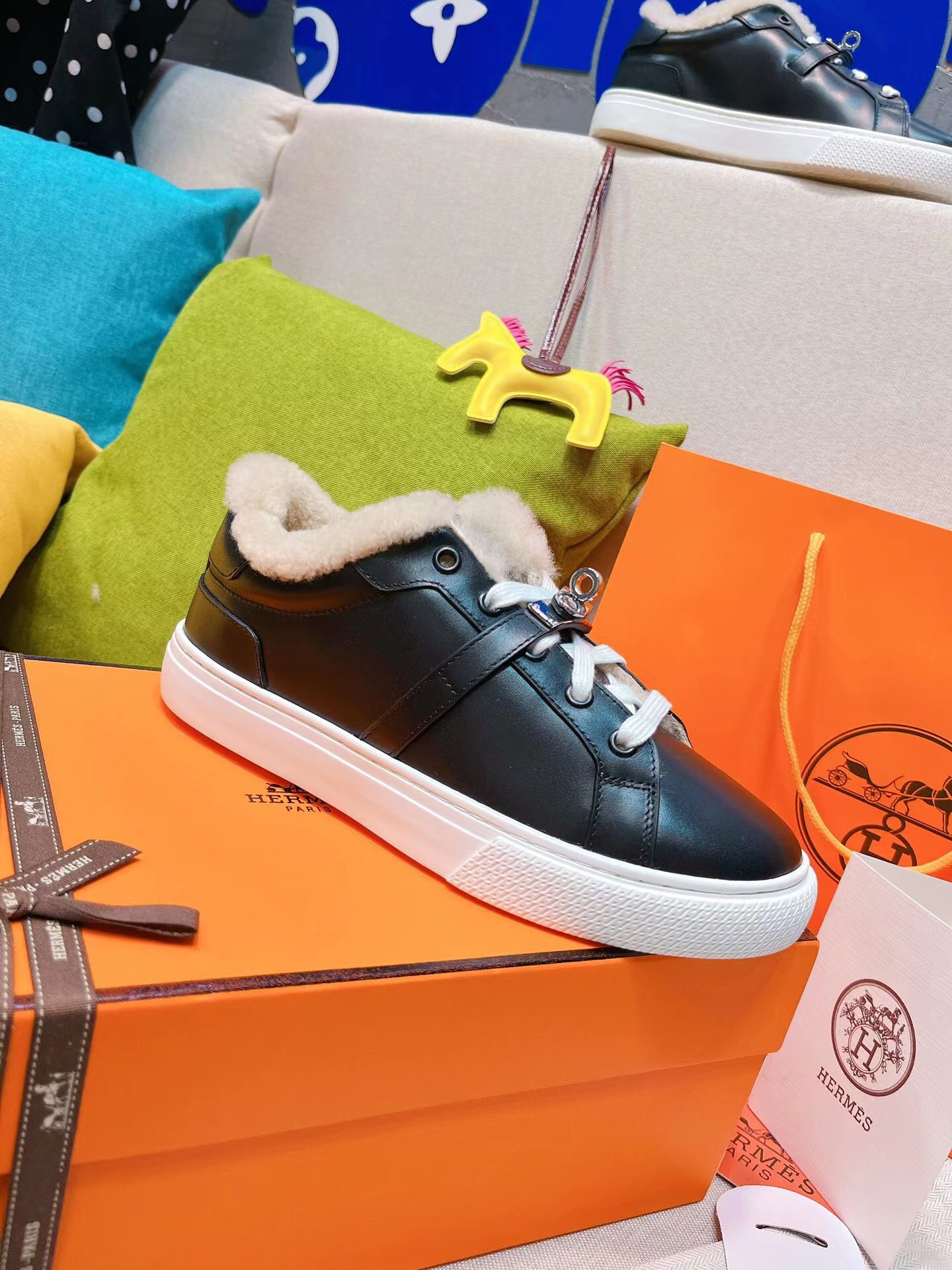 NO:629794,Women's and men's Herm*s new fall and winter furry Kelly buckle casual shoes are now online!  Full of warmth!  The super cute plush Kelly buckle, the thick fur feels soft when you step on it, it is very worth buying. The H family rarely produces flat casual shoes, and they are paired with the classic palladium-plated Kelly shoe buckle!  Create a fashionable urban look, which embodies the noble and elegant style of Hermès!  Seemingly simple but full of details, they are just ordinary casual shoes. With the Kelly buckle, they instantly look great!  Super versatile and very comfortable on the feet. The material is imported cowhide/cowhide leather. Lining + foot pads. Imported real wool. Original molded custom outsole. Size: Female 35-40 (customized at 41) Male 4044 (customized at 45~46), casual shoes/sports shoes, hermes, hermes, sneakers, cowhide19860909女款男款 Herm*s 爱仕秋冬新款毛里Kelly扣休闲 鞋上线！满满的温暖感！可爱到不行的毛绒绒Kelly扣,厚实的毛踩上去软乎乎的 ,非常值得入手 H家族很少出平底休闲鞋而且是搭配经典镀钯Kelly鞋扣的款式！打造时尚都市造型,非常体现爱马仕高贵典雅风格！看似简单却细节满满本是平平凡凡的休闲鞋 加上Kelly扣瞬间巨美！ 超级百搭 脚感很舒服 选材面料进口牛皮/牛京皮 内里+垫脚 进口真羊毛 原版开模定制大底 Size 女35-40(41定做)  男4044(45～46定做),休闲鞋/运动鞋毛毛鞋,hermes,hermes,sneakers,cowhide,Women's Shoes