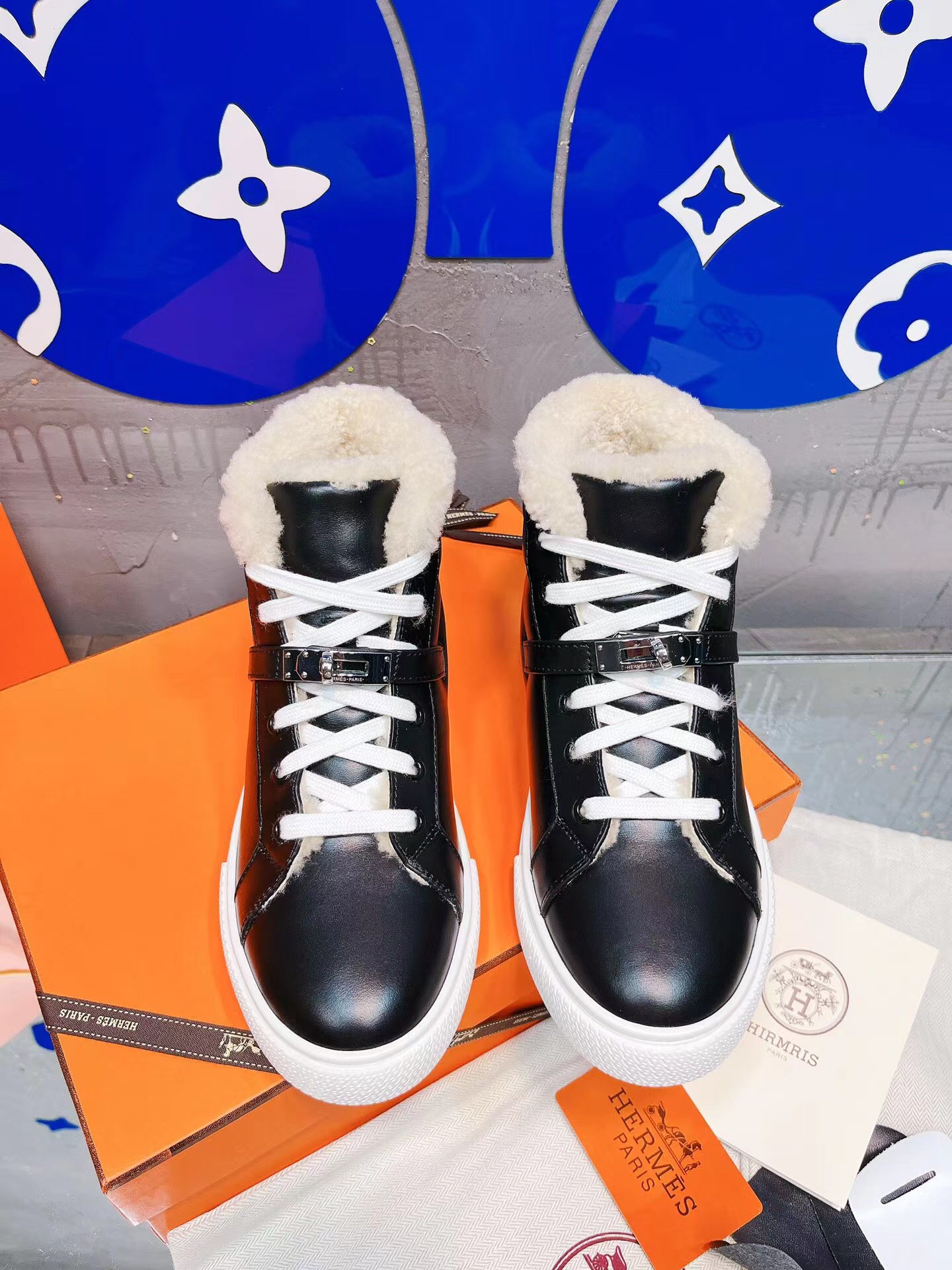 NO:629799,, Herm*s new fall and winter Maoli Kelly buckle casual shoes are online!  Full of warmth!  The super cute plush Kelly buckle, the thick fur is soft when you step on it, it is very worth buying, the quality is purchasing agent level!  Noble temperament!  The H family rarely produces flat casual shoes, and they are styled with classic palladium-plated Kelly shoe buckles!  Create a fashionable urban look, which embodies the noble and elegant style of Hermès!  Seemingly simple but full of details, they are just ordinary casual shoes. With the Kelly buckle, they instantly look great!  Super versatile and very comfortable on the feet. Made from imported cowhide/cowhide leather. Lining + foot pads. Imported real wool. Stamped and coded original molded custom outsole. Size female 35-40 (41 customized), casual shoes/sports shoes, hermes, hermes, sneakers, cowhide.19860909,Herm*s 爱仕秋冬新款毛里Kelly扣休闲 鞋上线！满满的温暖感！可爱到不行的毛绒绒Kelly扣,厚实的毛踩上去软乎乎的 ,非常值得入手 代购级别品质！贵族气质！ H家族很少出平底休闲鞋而且是搭配经典镀钯Kelly鞋扣的款式！打造时尚都市造型,非常体现爱马仕高贵典雅风格！看似简单却细节满满本是平平凡凡的休闲鞋 加上Kelly扣瞬间巨美！ 超级百搭 脚感很舒服 选材面料进口牛皮/牛京皮 内里+垫脚 进口真羊毛 钢印编码原版开模定制大底 尺码女35-40(41定做),休闲鞋/运动鞋毛毛鞋,hermes,hermes,sneakers,cowhide,Women's Shoes