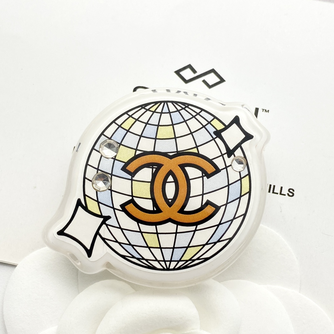 编码A654 🛍香奈儿胸针热销🔥爆上新🆕🆕🆕😎CHAN 24 亚克力网球胸针🤩卡通风非常随性和俏皮，五彩
