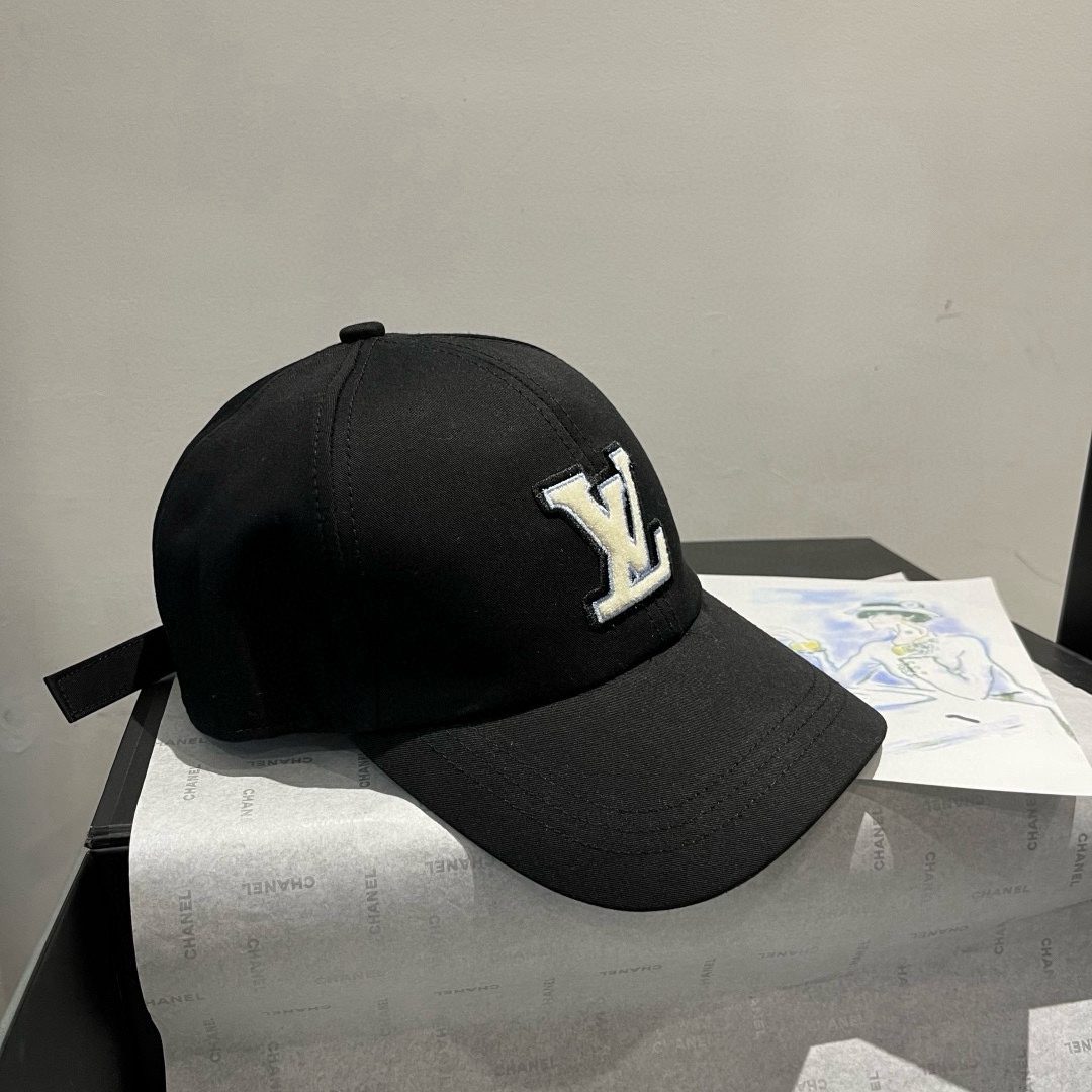 🆕

Lv新款鸭舌帽 头围57cm