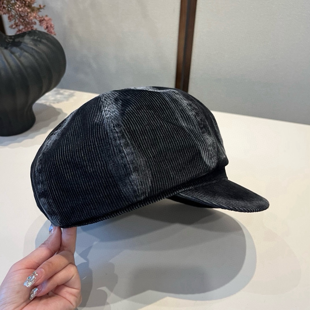 🆕

miumiu缪缪新款鸭舌画家帽，头围57cm