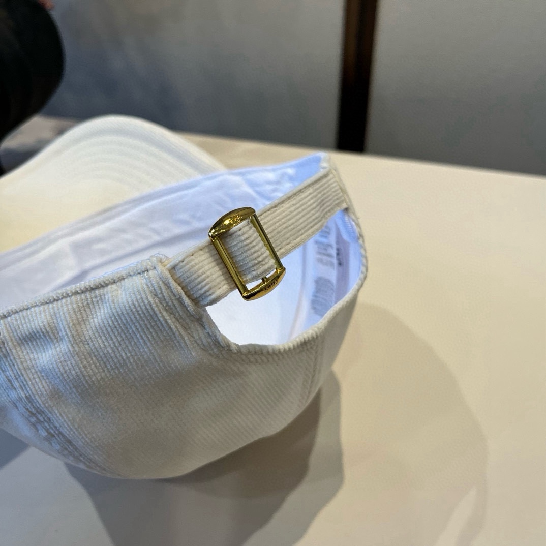 🆕

Celine赛琳新款鸭舌帽,灯芯绒鸭棒球帽