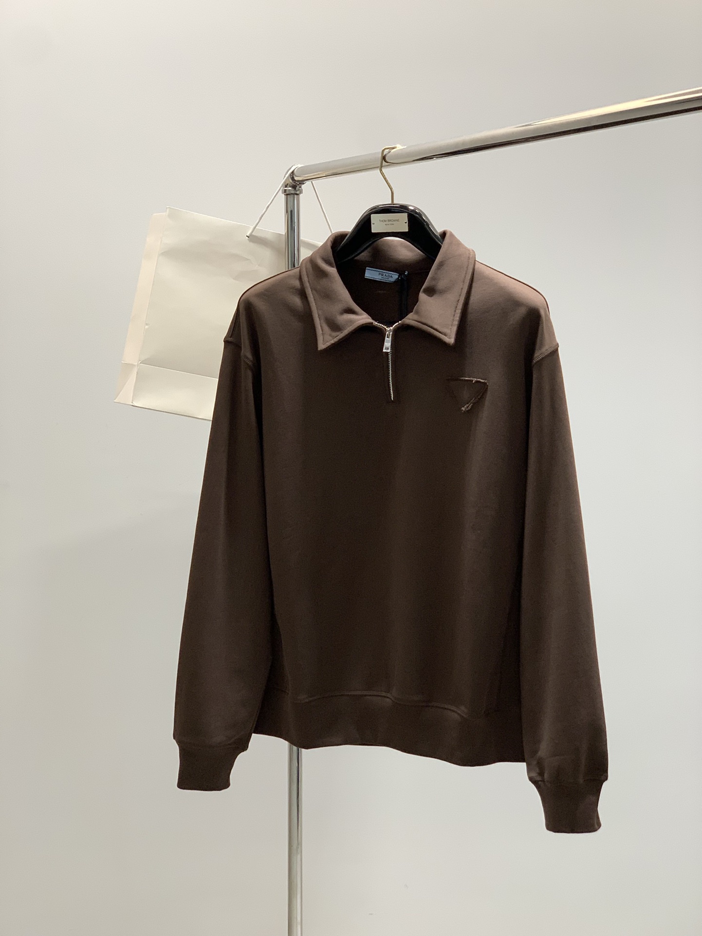 ，PRADA 普拉达，2025秋季最新品，专柜同步有售，时尚休闲翻领卫衣，进口原版面料，做工极为复杂，唯