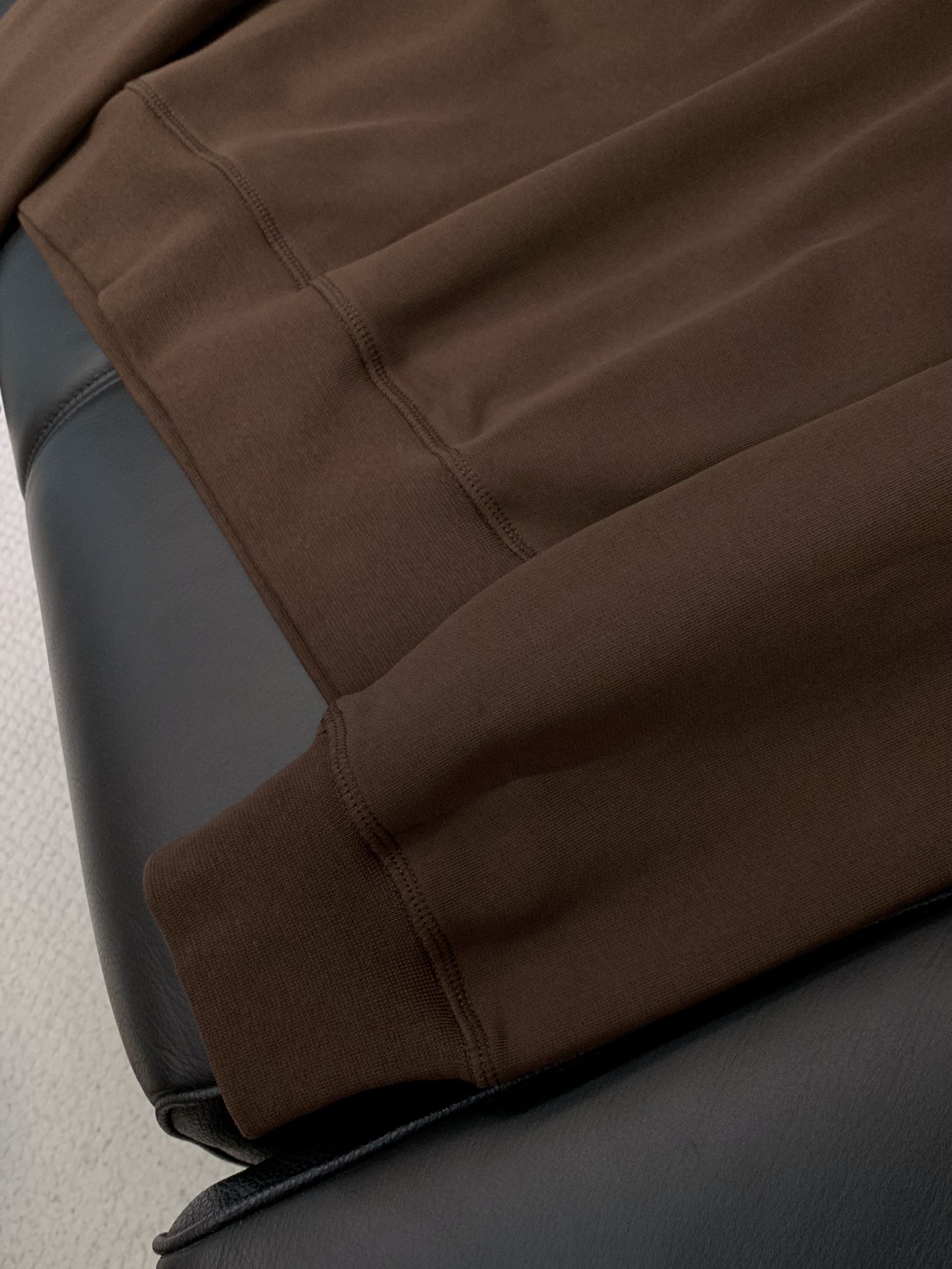 ，PRADA 普拉达，2025秋季最新品，专柜同步有售，时尚休闲翻领卫衣，进口原版面料，做工极为复杂，唯