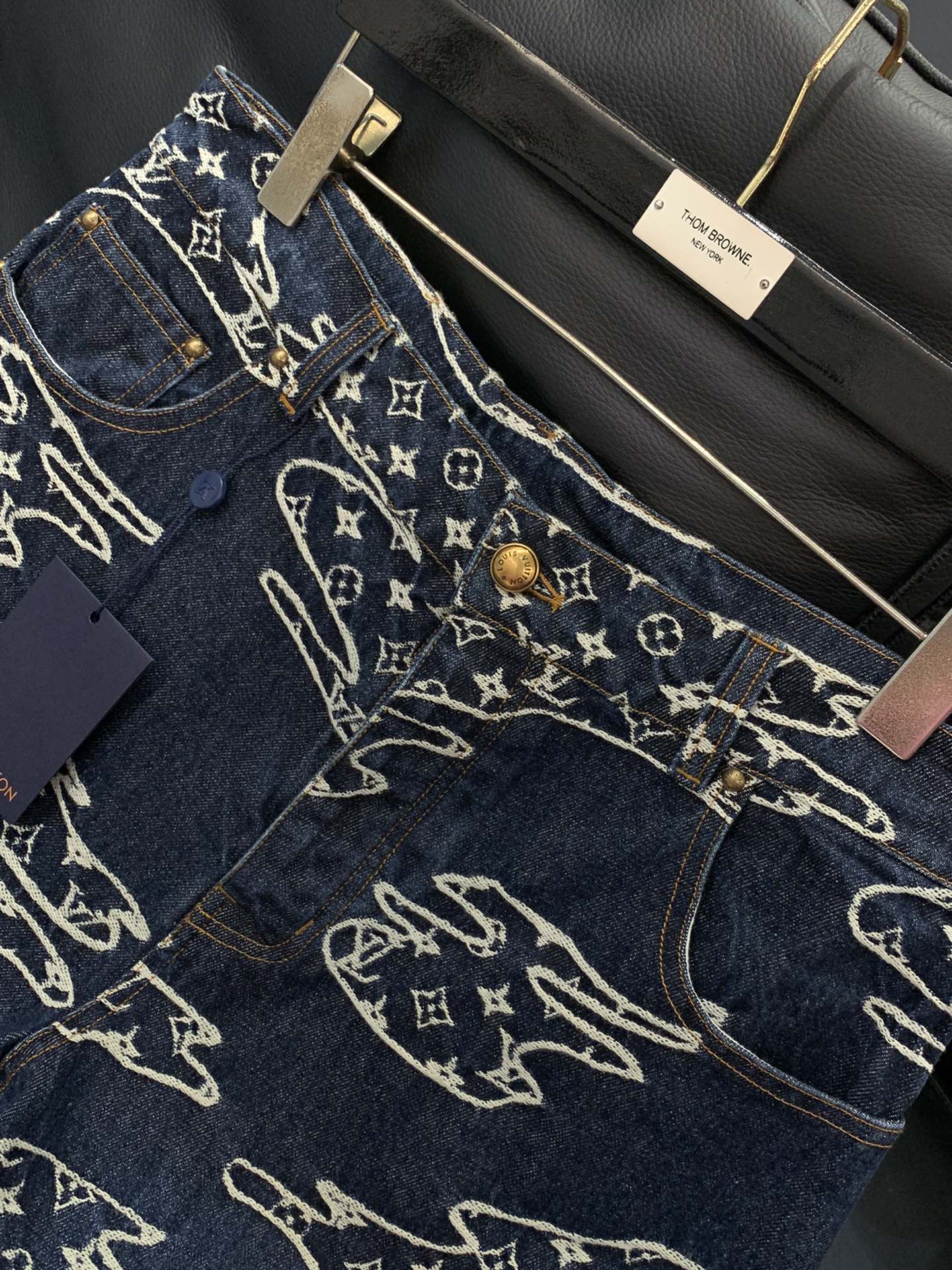 裤子，LouisVuitton 路易威登，2025春季最新款，专柜同步有售，原单狠货，时尚休闲牛仔套装，