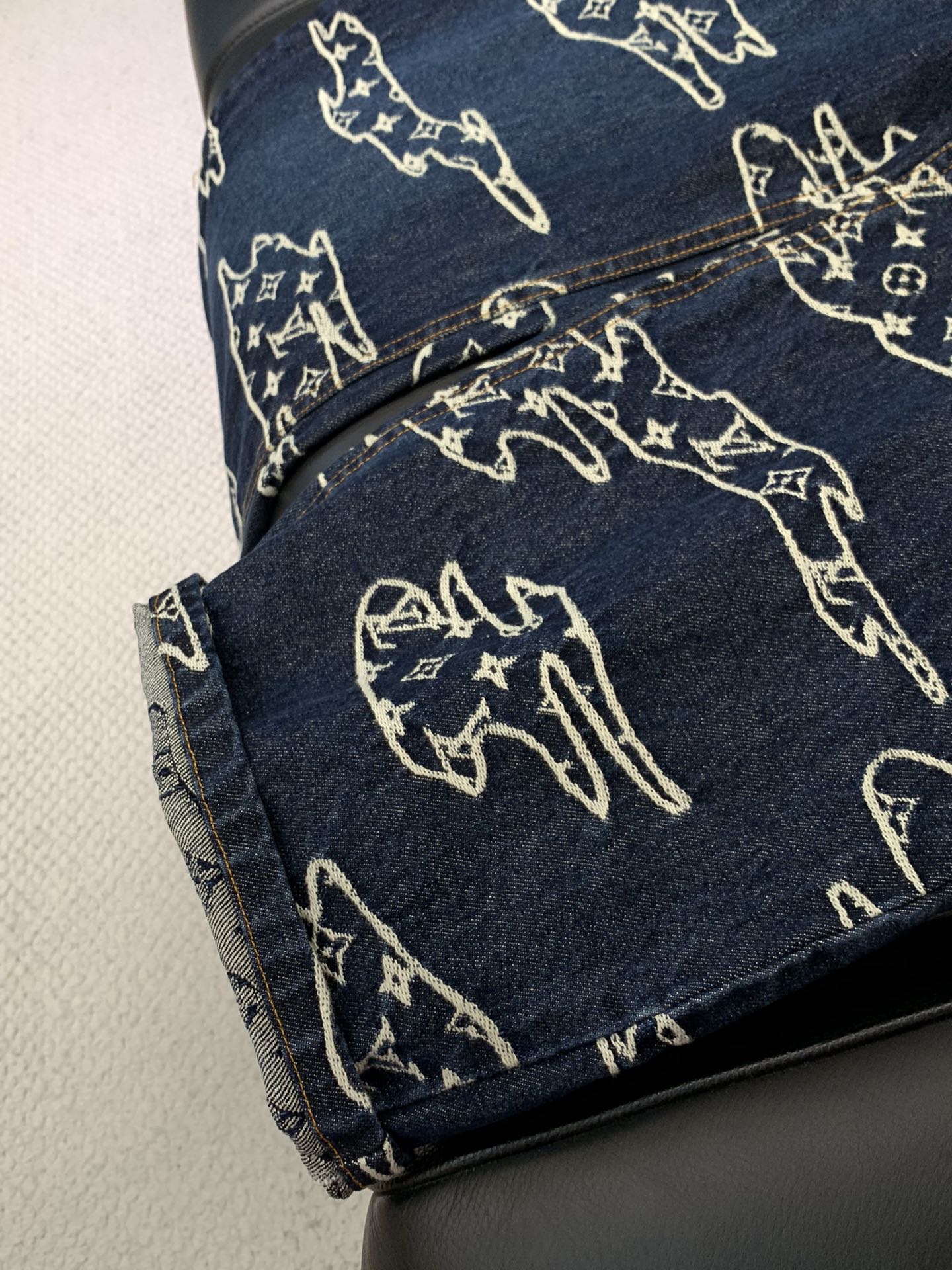 裤子，LouisVuitton 路易威登，2025春季最新款，专柜同步有售，原单狠货，时尚休闲牛仔套装，