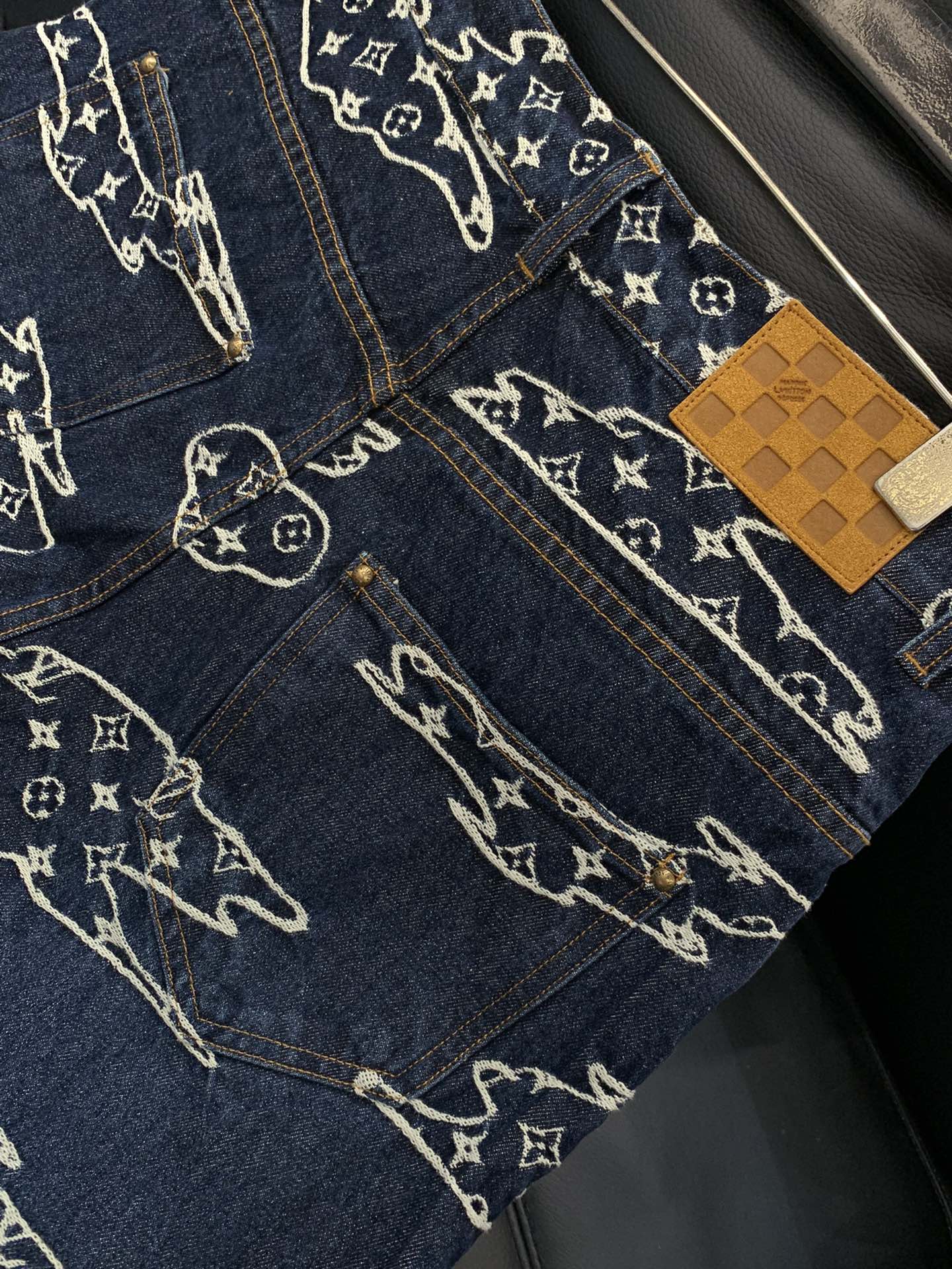 裤子，LouisVuitton 路易威登，2025春季最新款，专柜同步有售，原单狠货，时尚休闲牛仔套装，