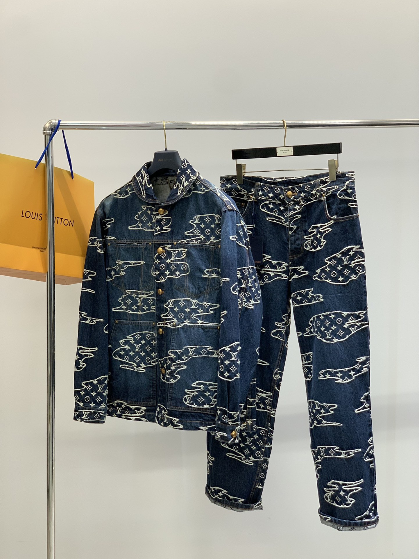 裤子，LouisVuitton 路易威登，2025春季最新款，专柜同步有售，原单狠货，时尚休闲牛仔套装，