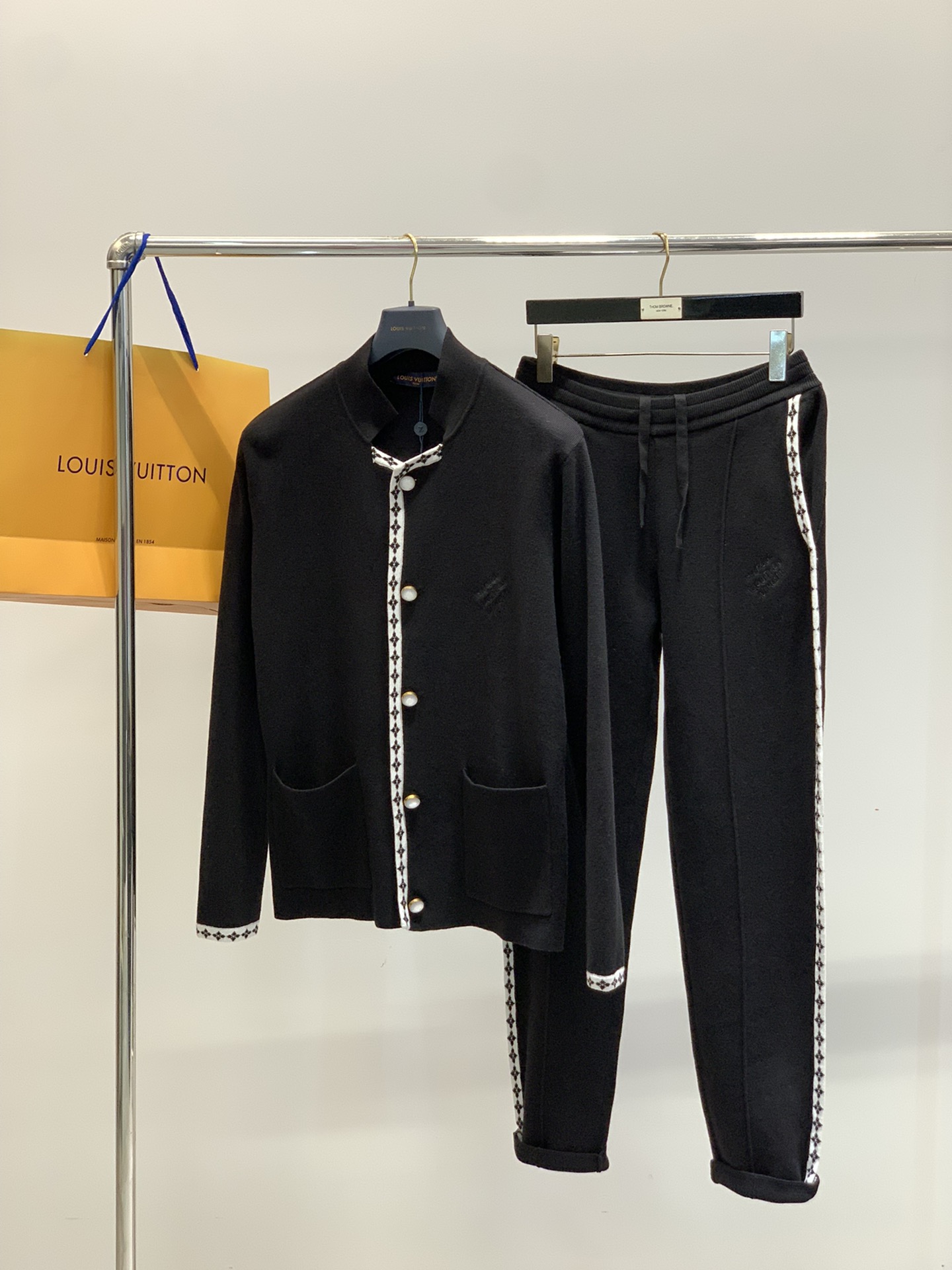 衣服LouisVuitton 路易威登，2025秋季最新款，专柜同步有售，原单狠货，时尚休闲针织套装，上