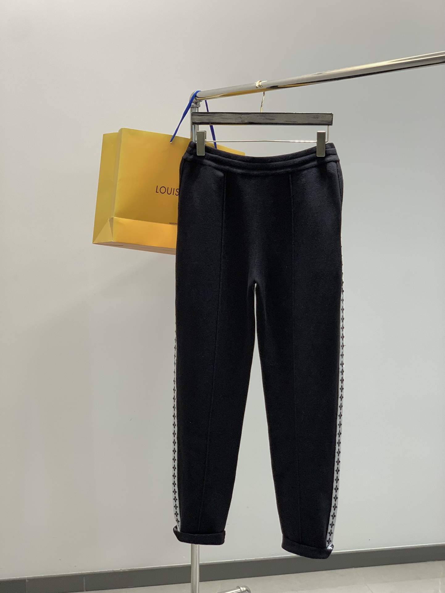 裤子，LouisVuitton 路易威登，2025秋季最新款，专柜同步有售，原单狠货，时尚休闲针织套装，