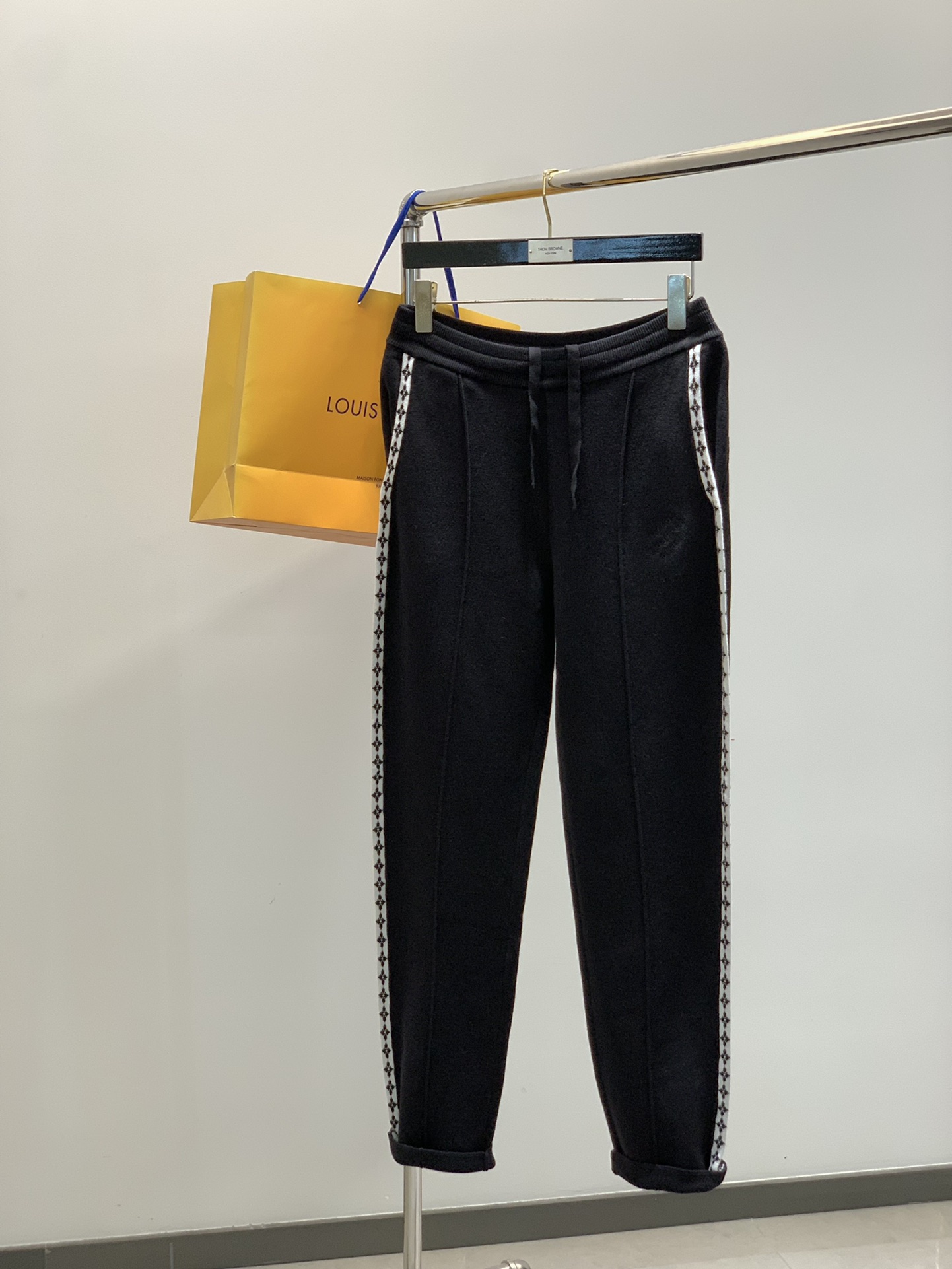 裤子，LouisVuitton 路易威登，2025秋季最新款，专柜同步有售，原单狠货，时尚休闲针织套装，