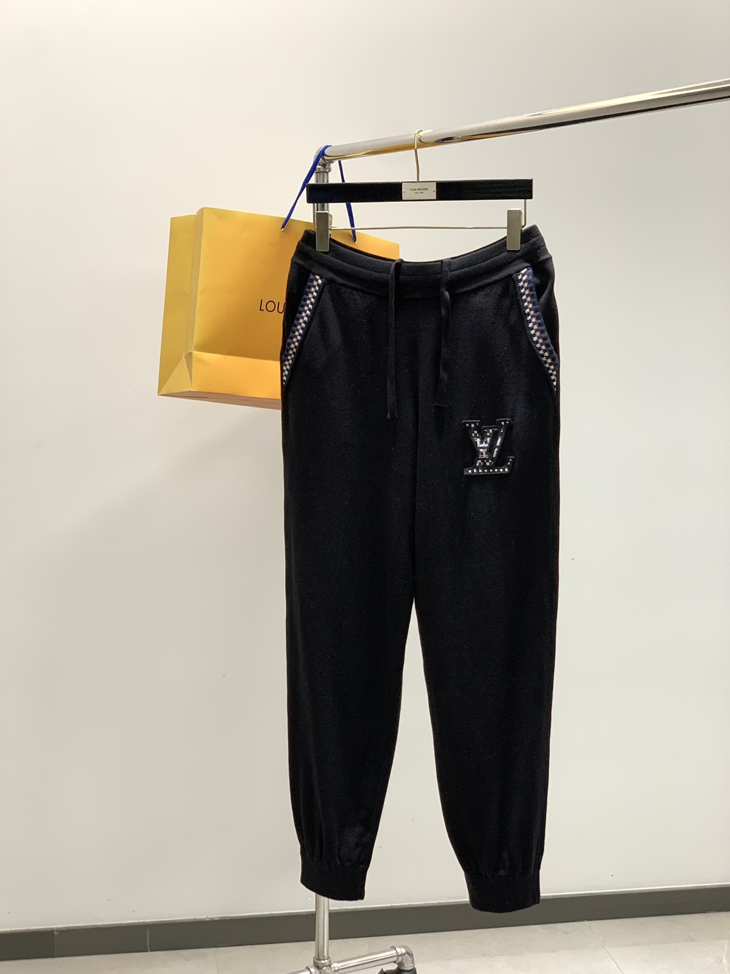 ，LouisVuitton 路易威登，2025秋季最新款，专柜同步有售，原单狠货，时尚休闲针织长裤，上身