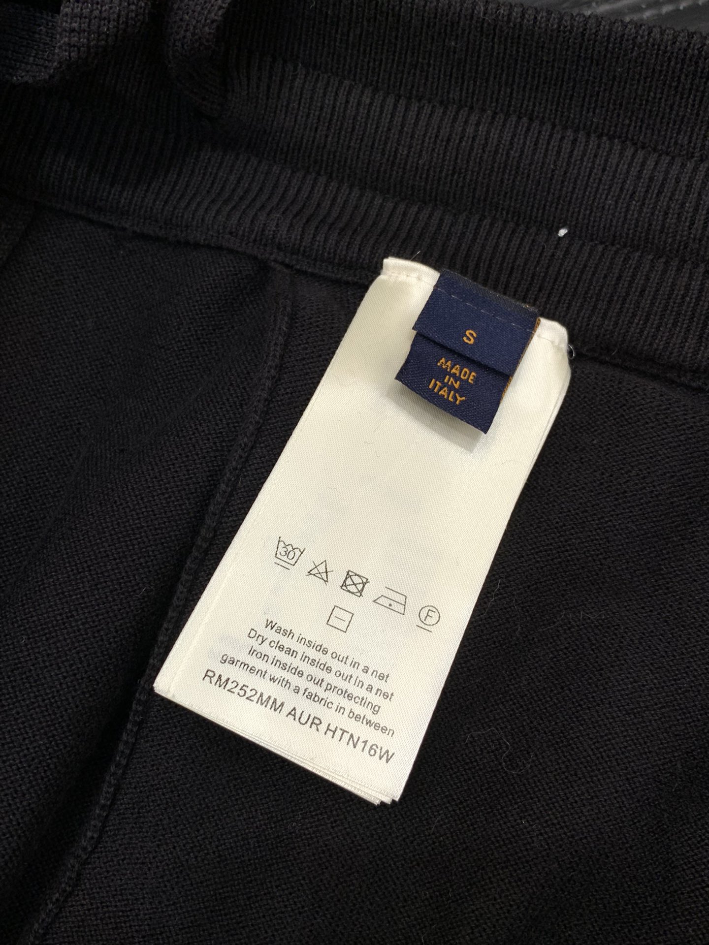 ，LouisVuitton 路易威登，2025秋季最新款，专柜同步有售，原单狠货，时尚休闲针织长裤，上身