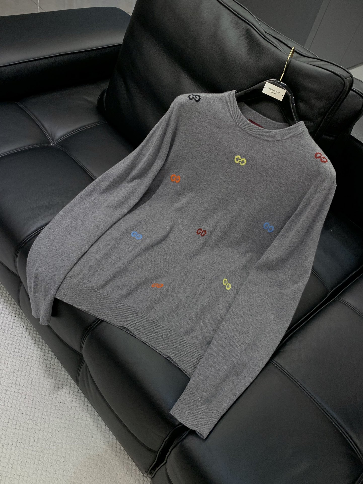 ，Gucci 古驰，2025秋季最新款，专柜同步有售，原单狠货，时尚休闲圆领长袖针织毛衣，上身很有特点！