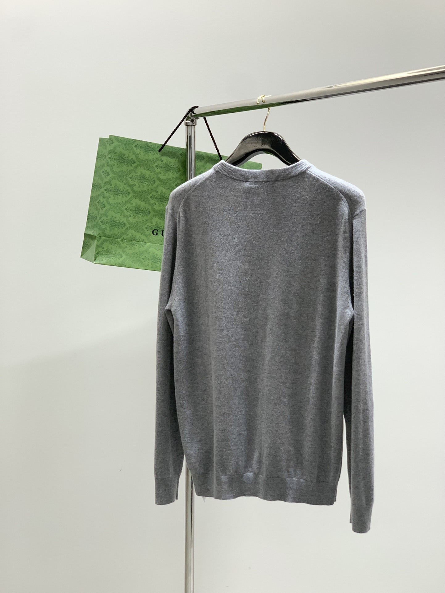 ，Gucci 古驰，2025秋季最新款，专柜同步有售，原单狠货，时尚休闲圆领长袖针织毛衣，上身很有特点！