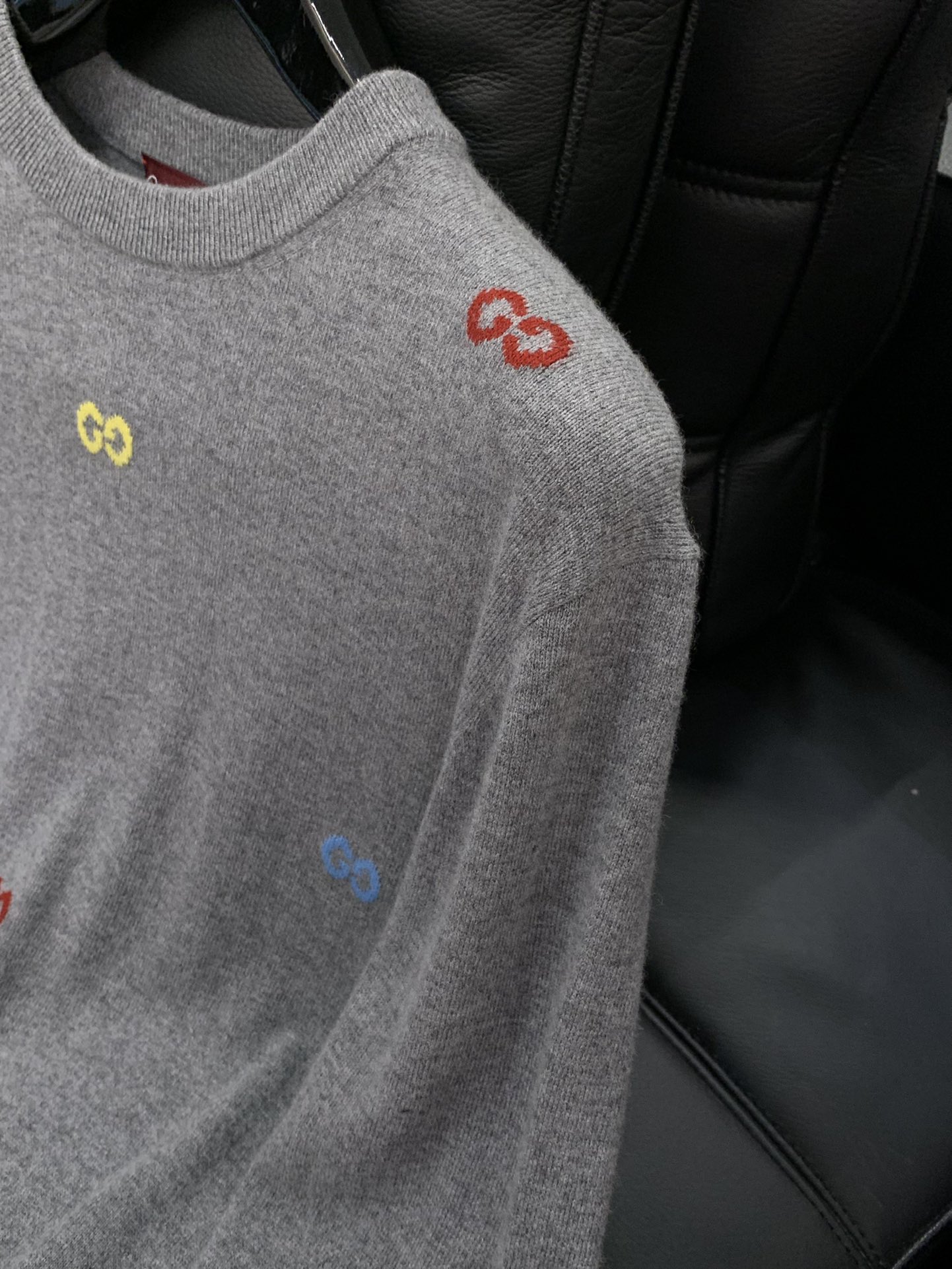 ，Gucci 古驰，2025秋季最新款，专柜同步有售，原单狠货，时尚休闲圆领长袖针织毛衣，上身很有特点！